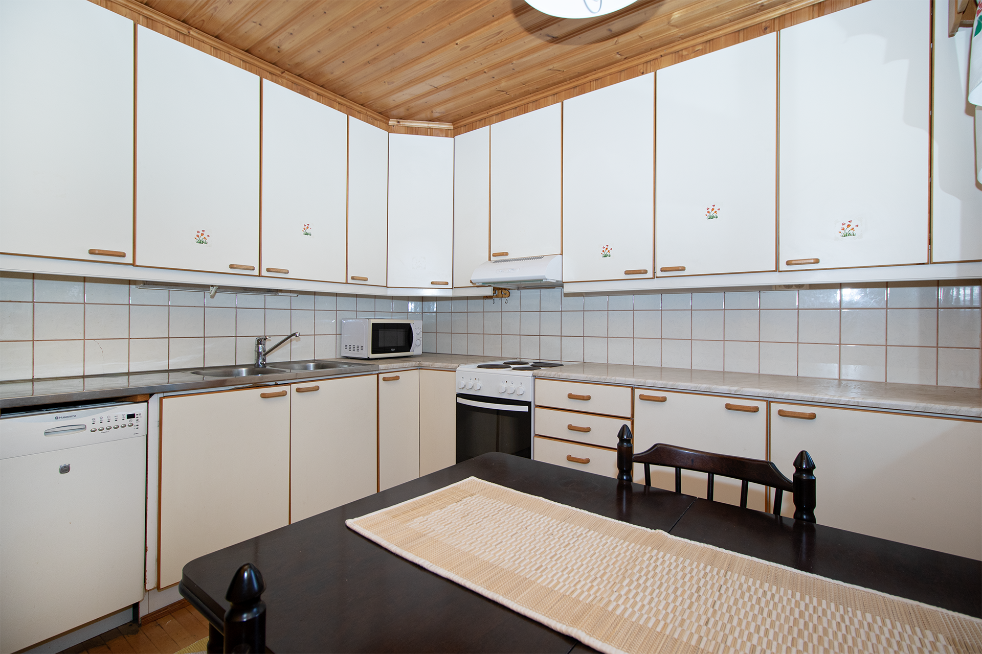 keittiössä reilusti säilytys tilaa