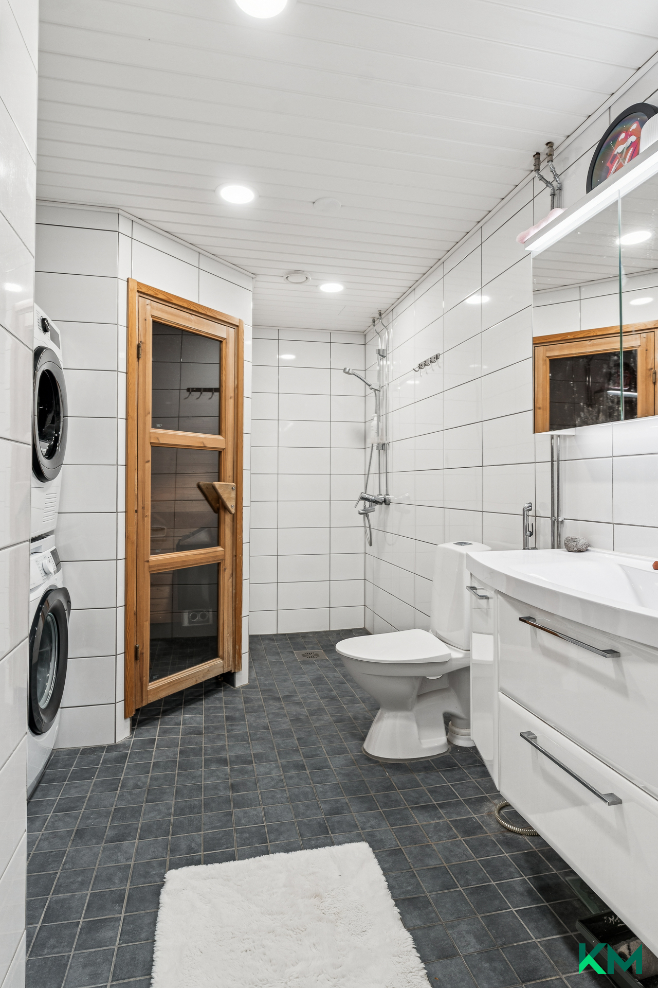 Upeassa kunnossa oleva iso kylpyhuone....