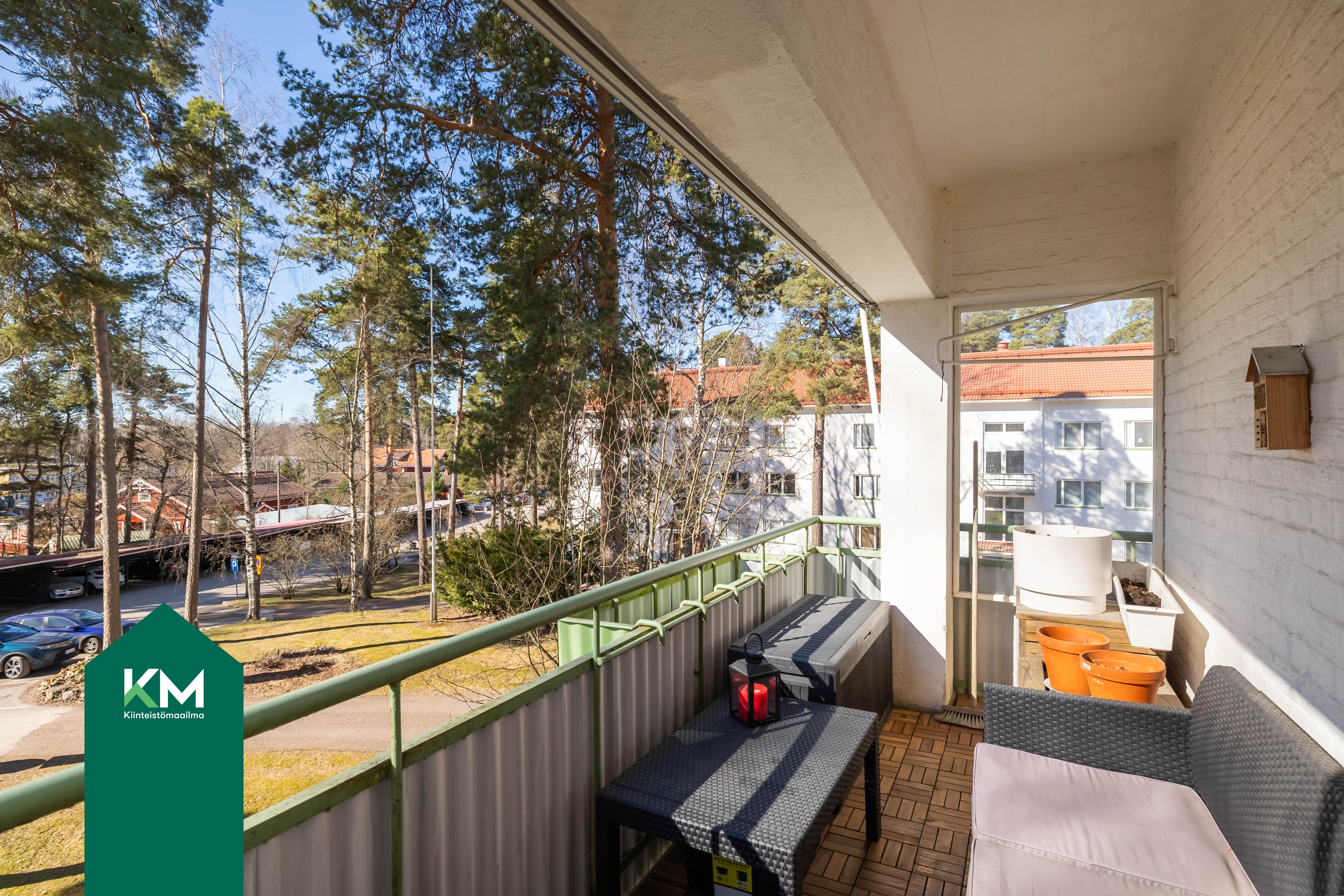 Parvekeelle kulku olohuoneen kulmasta