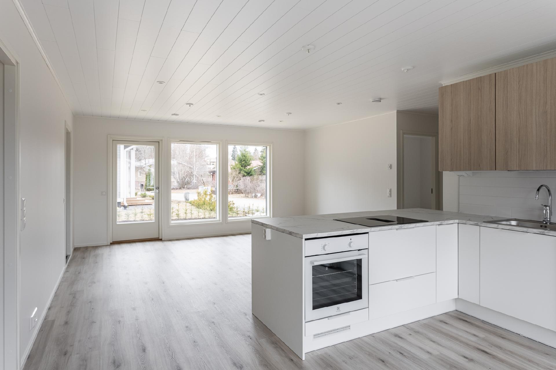 Keittiöstä olohuoneeseenpäin