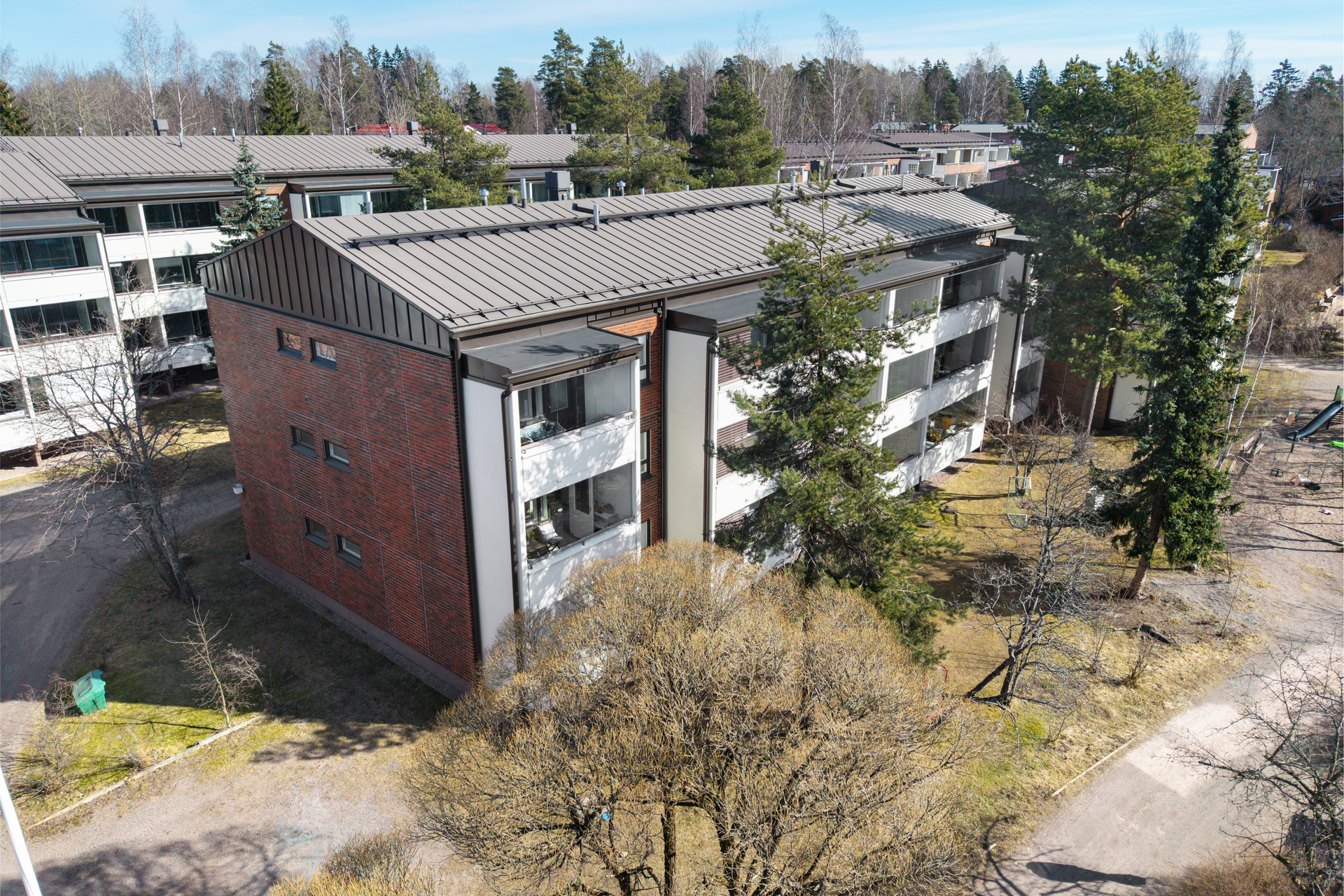 Julkisivu takaa