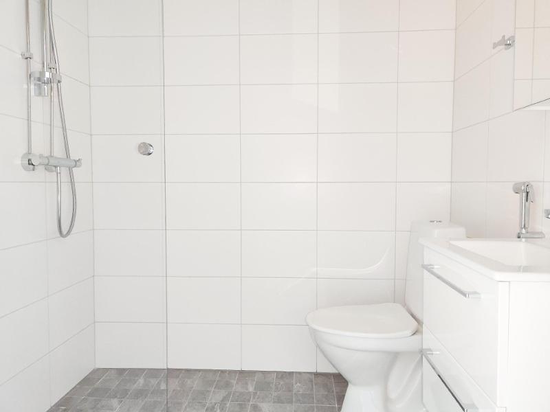 Tilava kylpyhuone pyykinpesukoneliitänällä