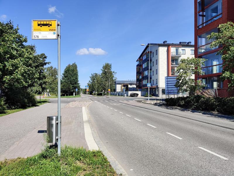 Bussit talon edestä.
