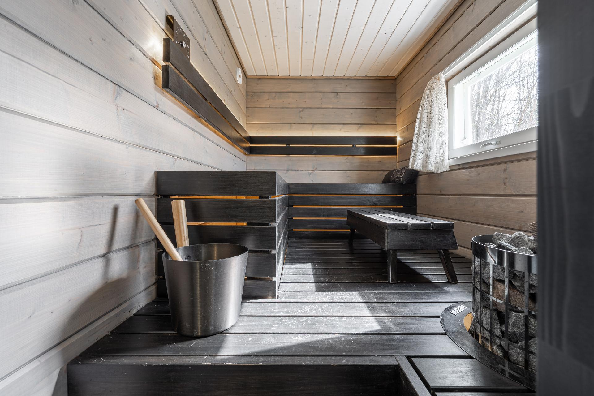 Sauna sähkökiukaalla