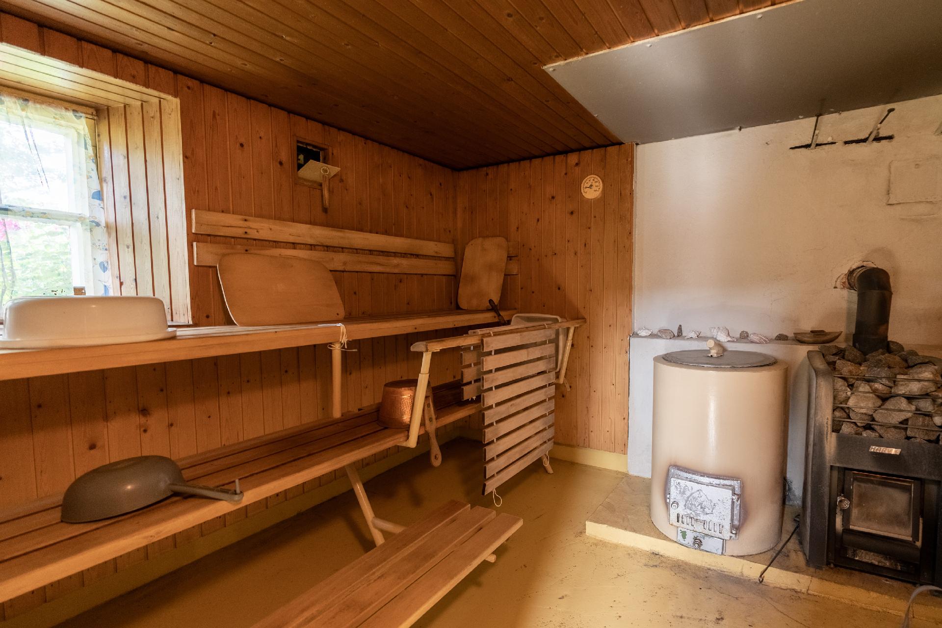 Pohjakerroksen puusauna