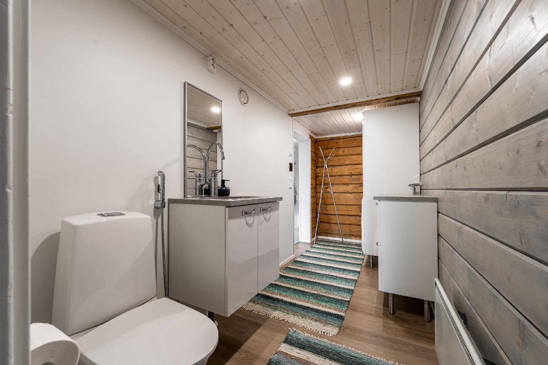 Kodinhoitohuone, jossa hyvin kaapistoja