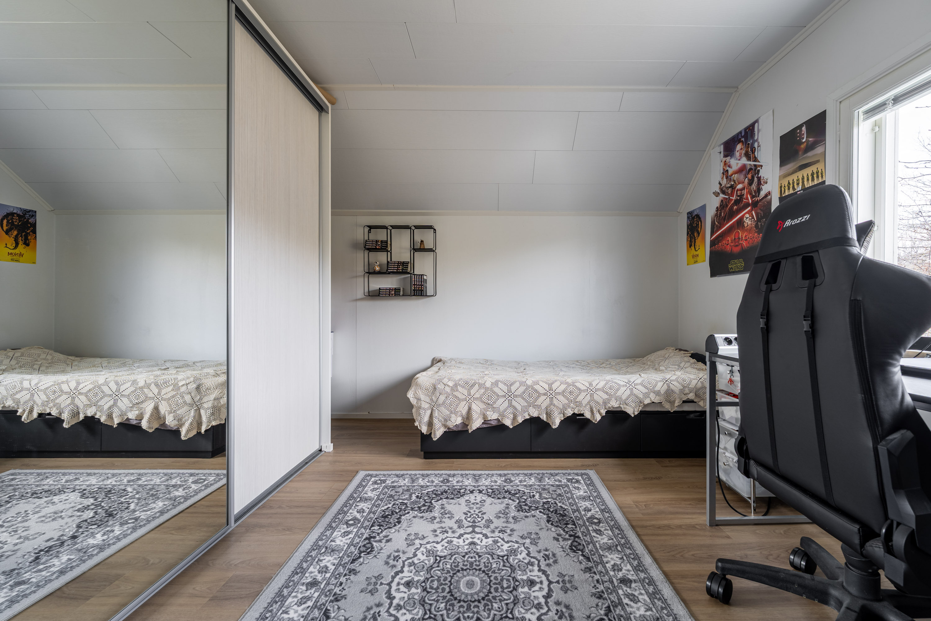 Yläkerran huone