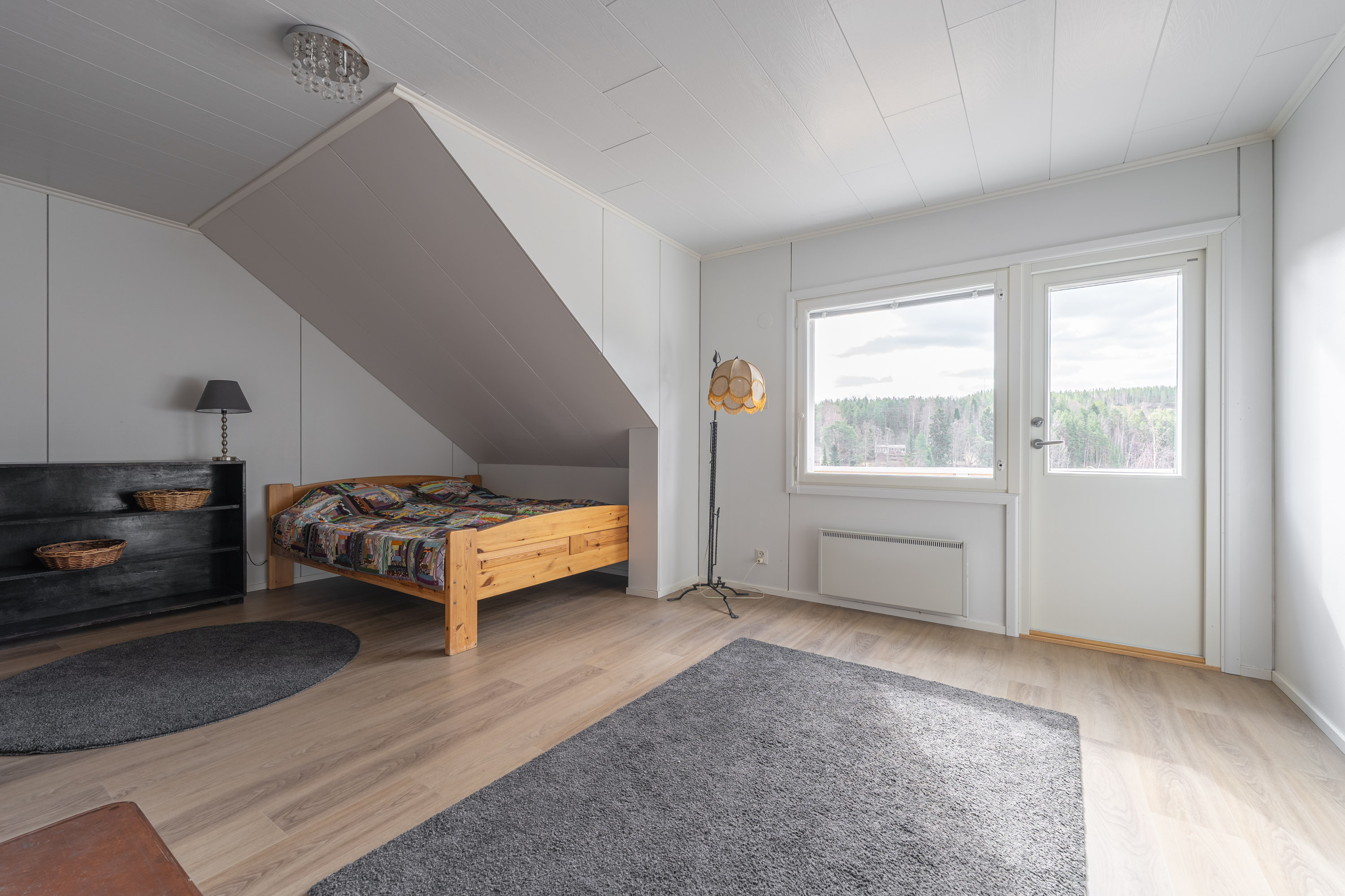 Yläkerran huone, käynti parvekkeelle