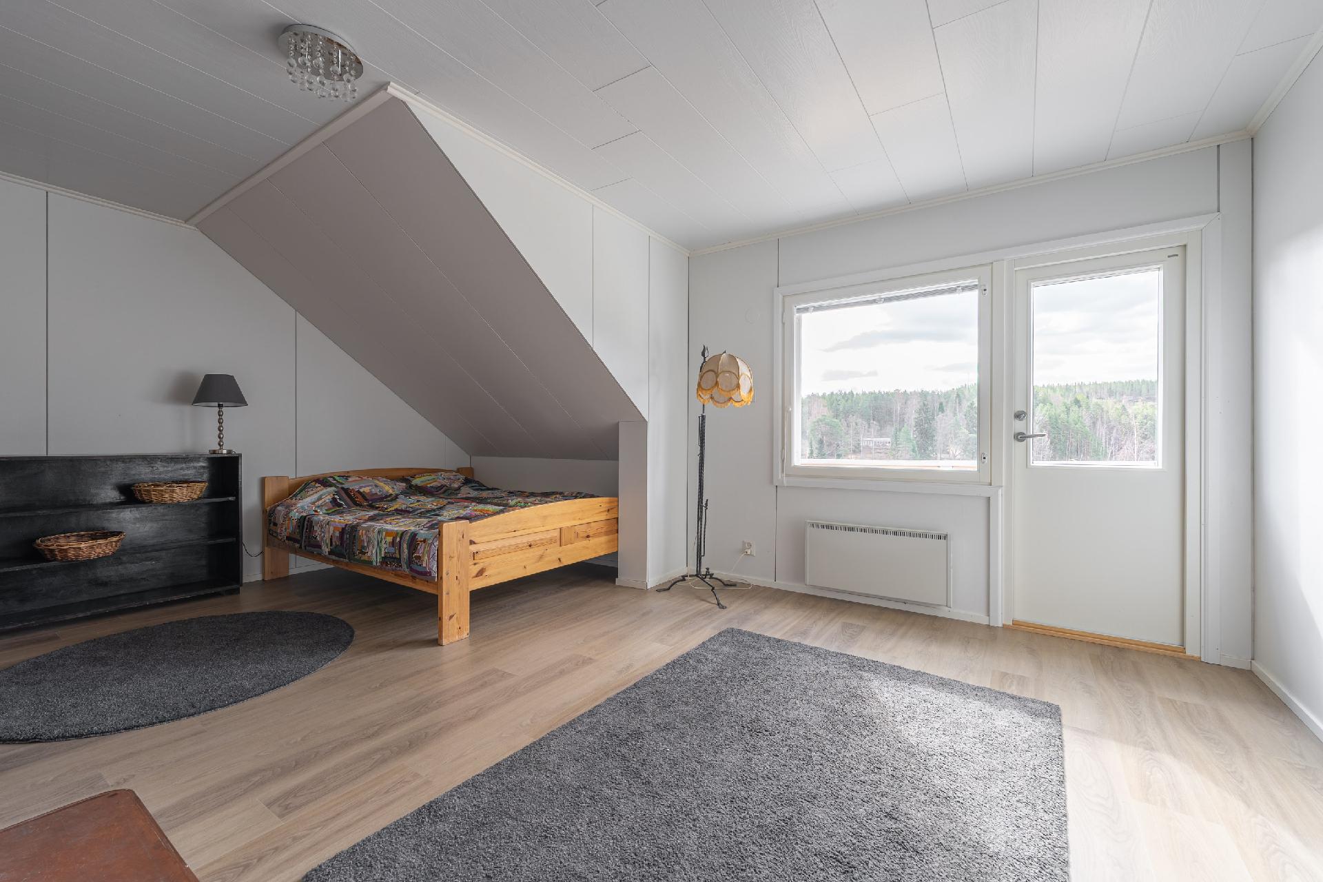 Yläkerran huone, käynti parvekkeelle