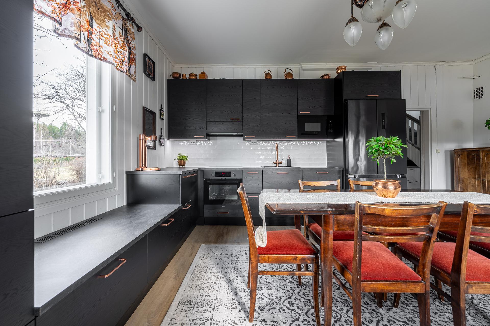 Keittiö, jossa tila isollekin ruokapöydälle