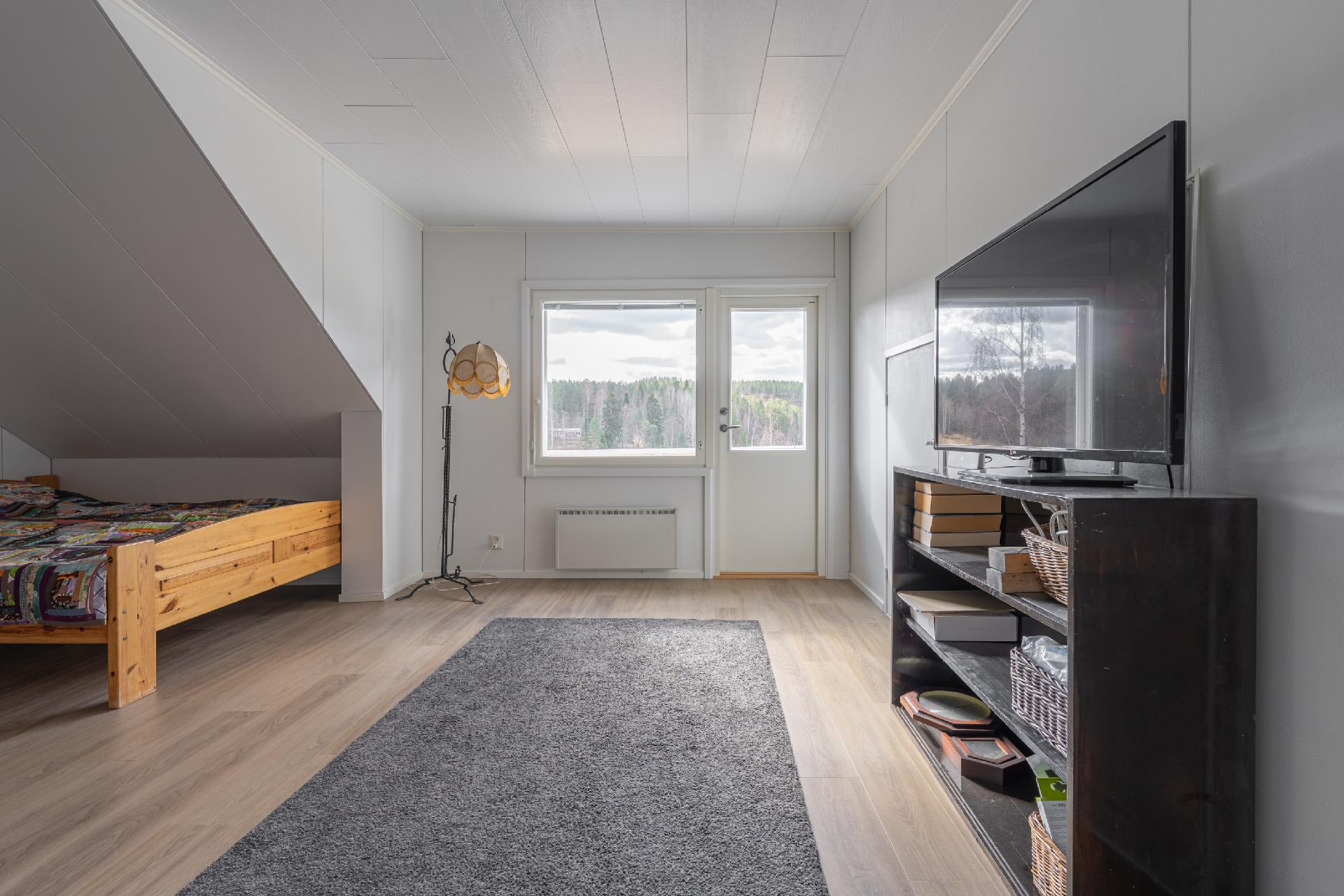 Yläkerran huone, käynti parvekkeelle