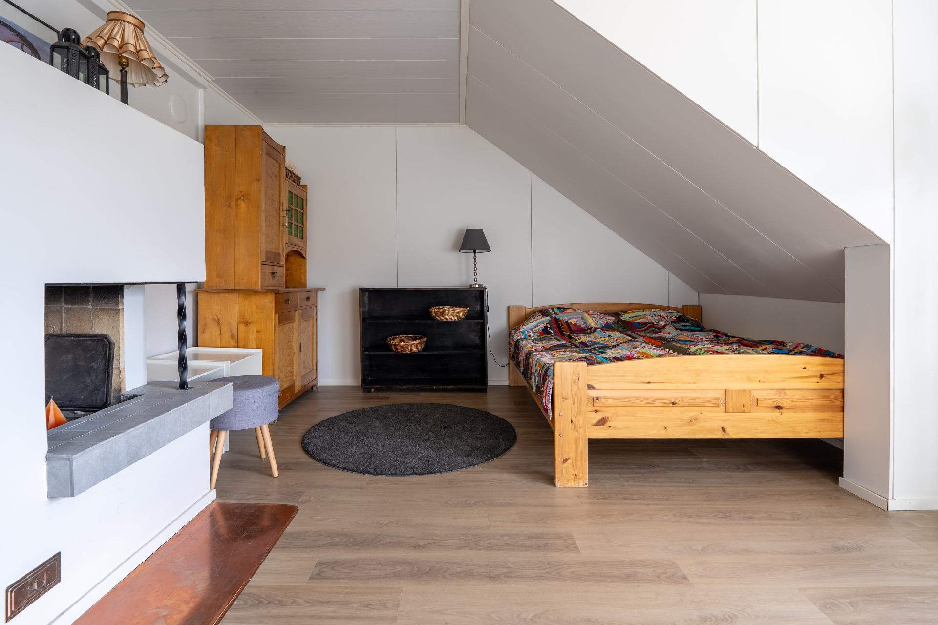 Yläkerran huone, käynti parvekkeella ja tulisija