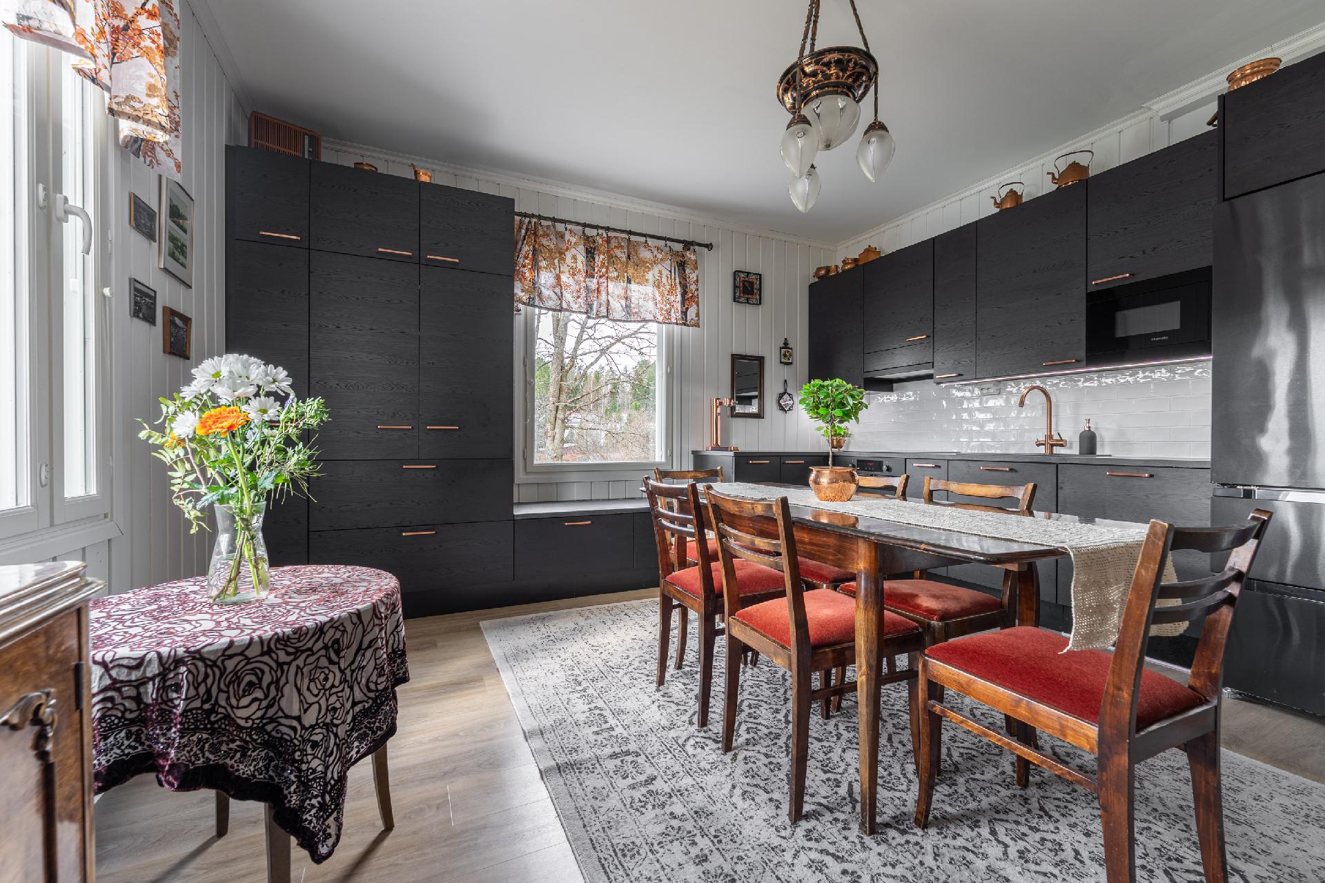 Keittiö, jossa myös aamiaiskaappi