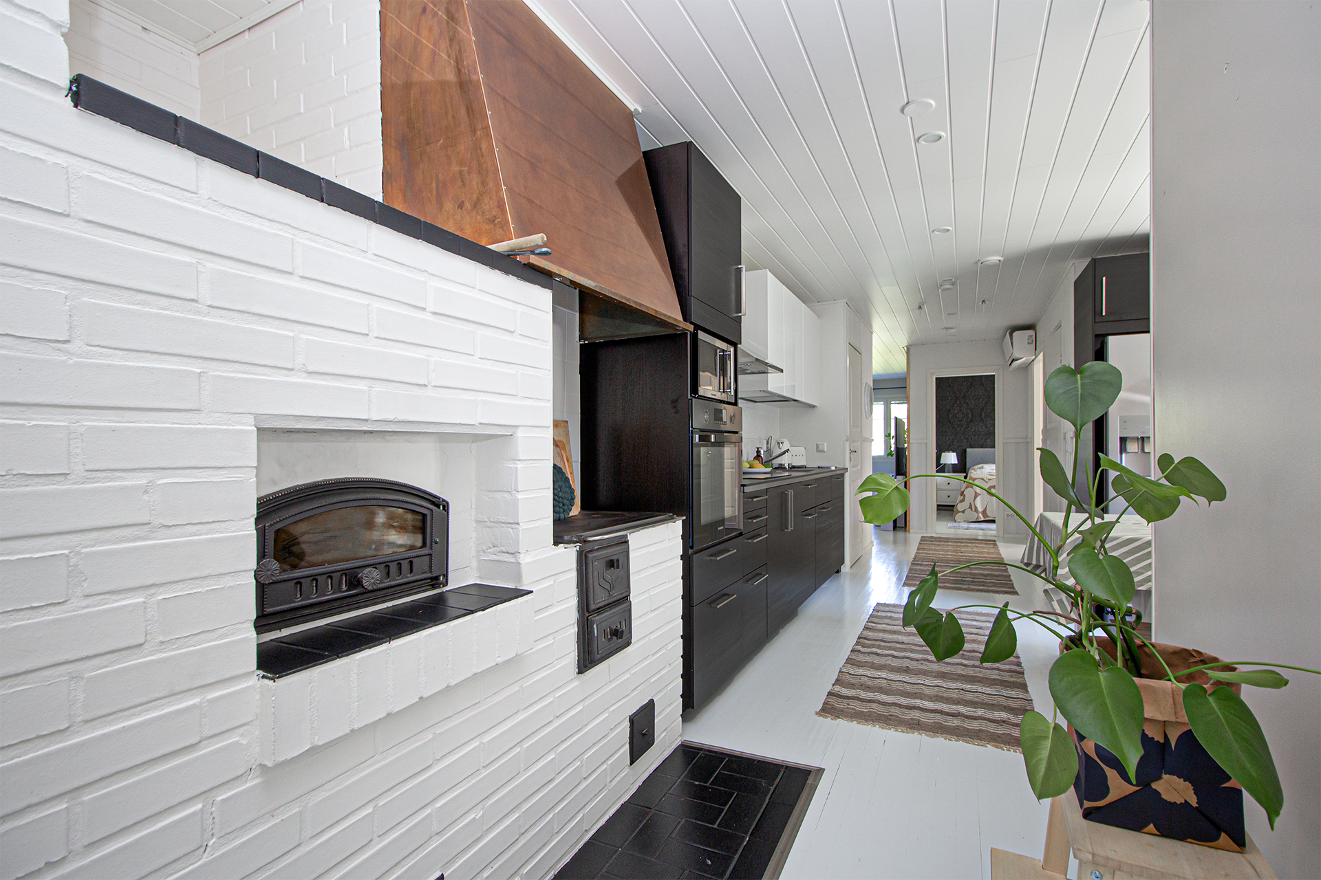 keittiössä puuhella ja leivinuuni