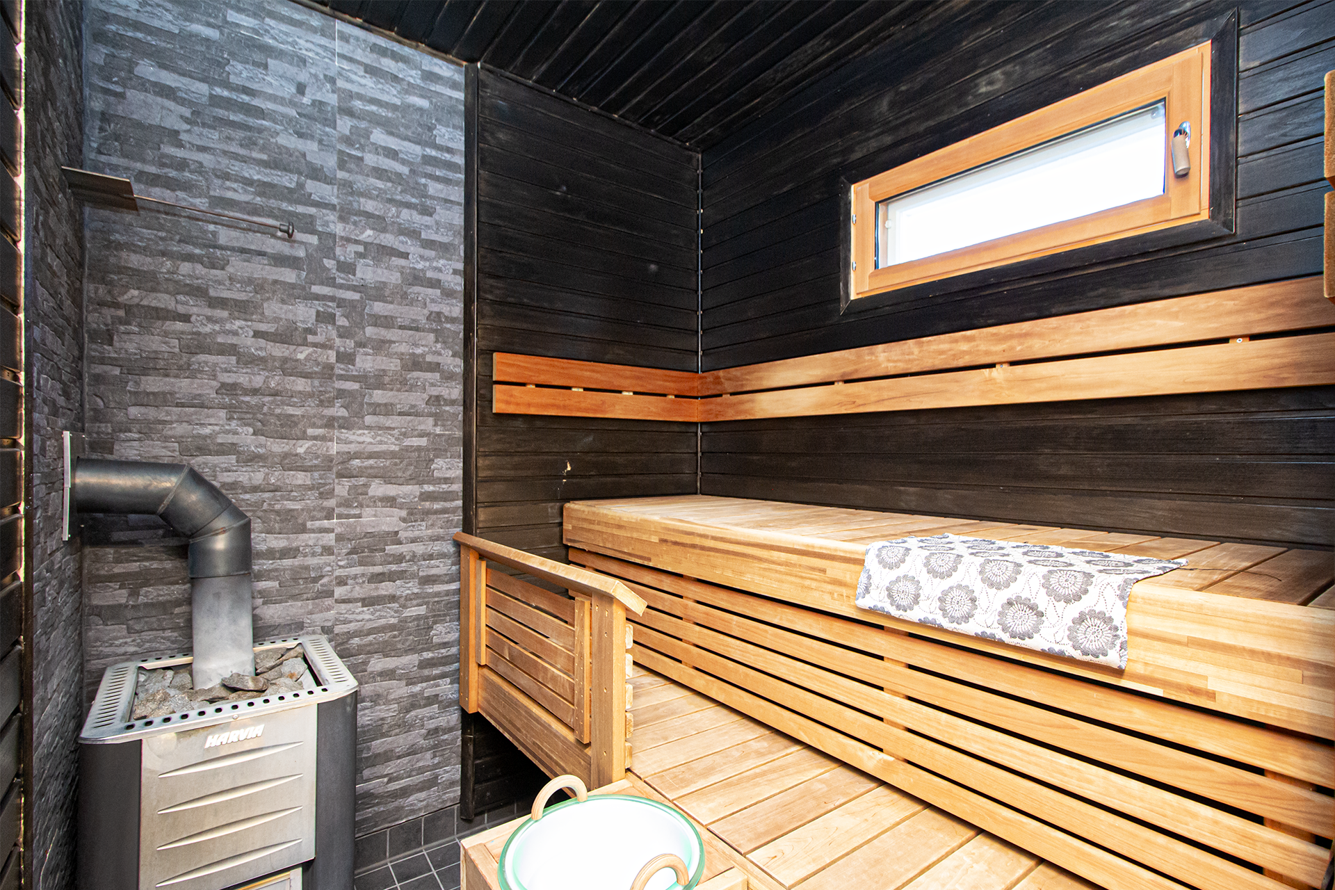 saunassa puukiuas ja ikkuna