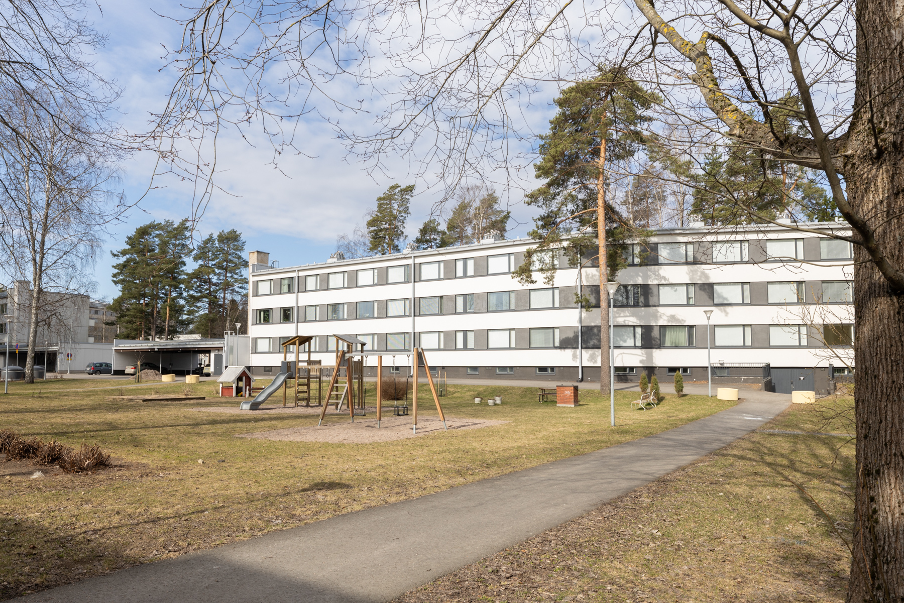 Taloyhtiön pihaa
