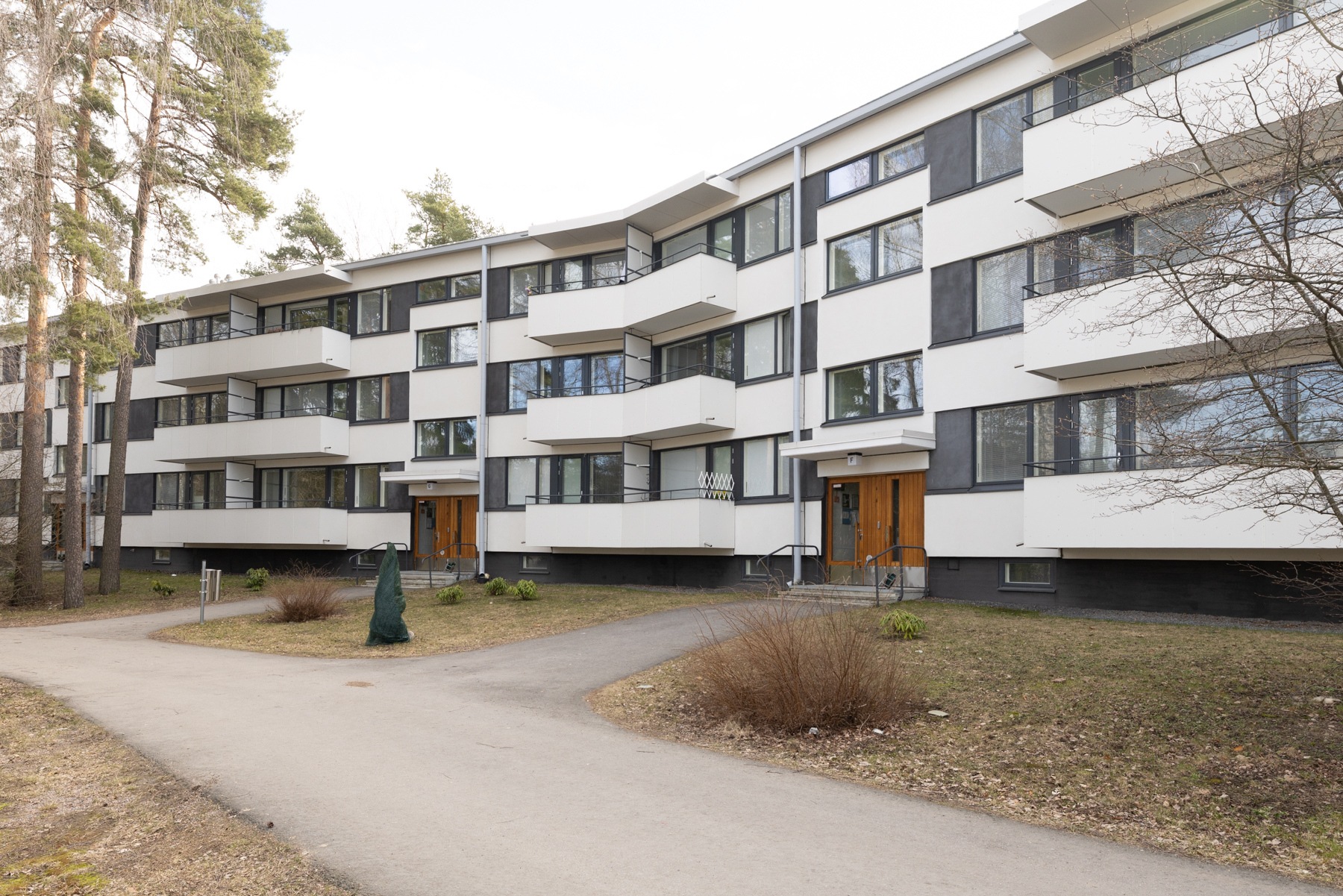 Talo sisäänkäynnin ja parvekkeen puolelta