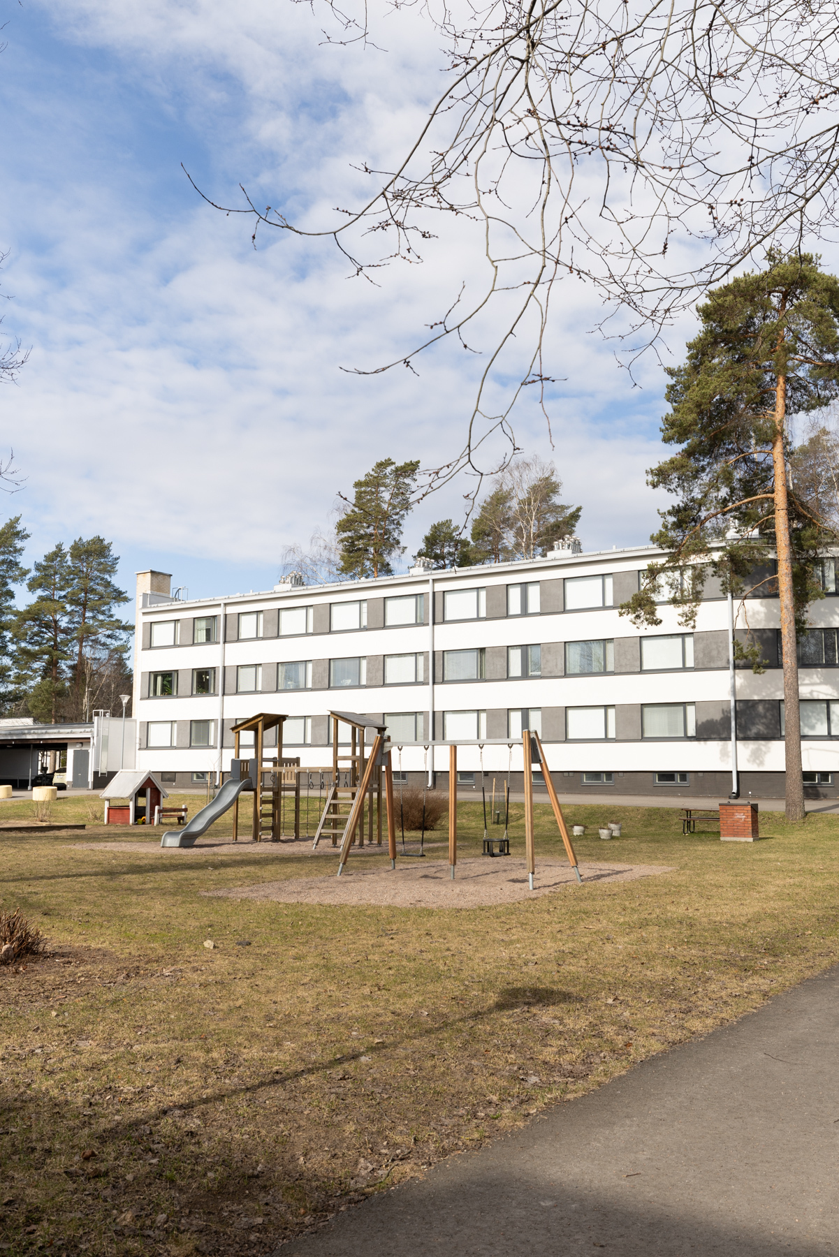 Taloyhtiön pihaa