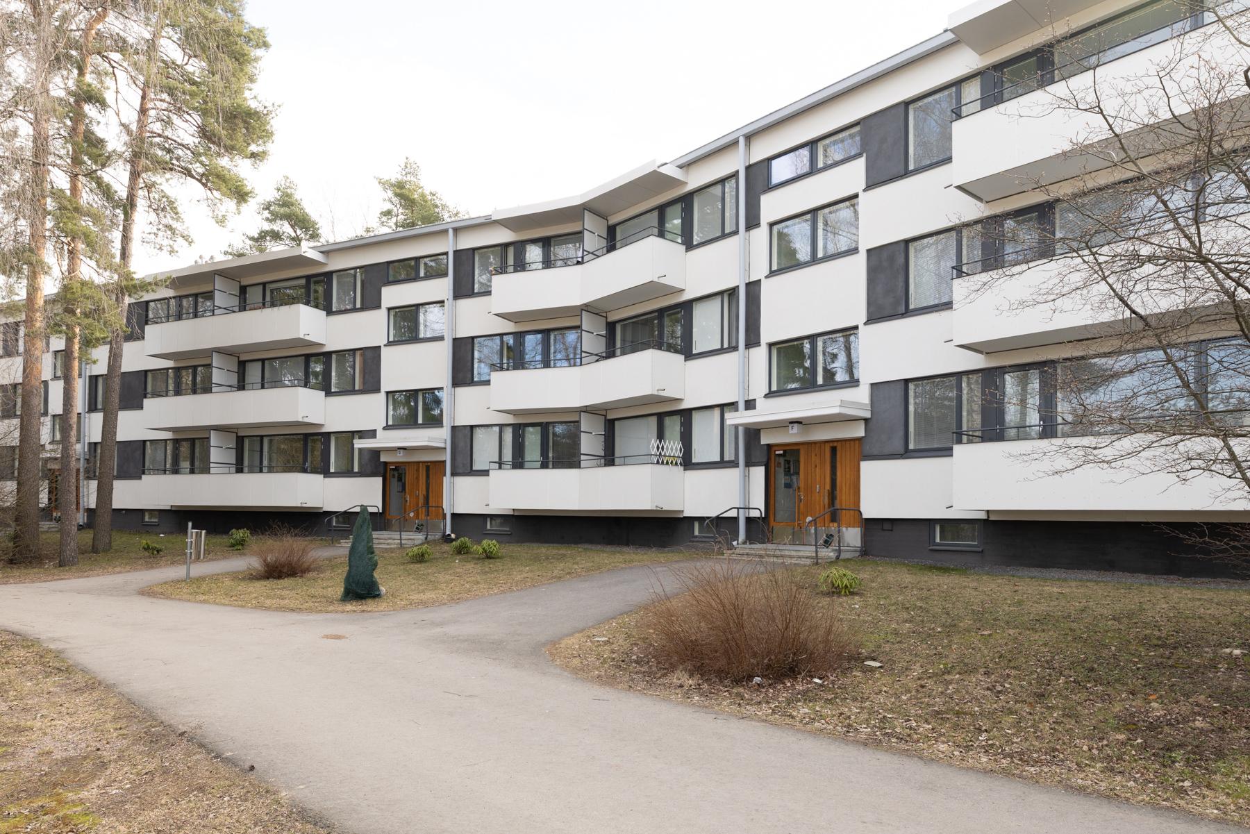 Talo sisäänkäynnin ja parvekkeen puolelta