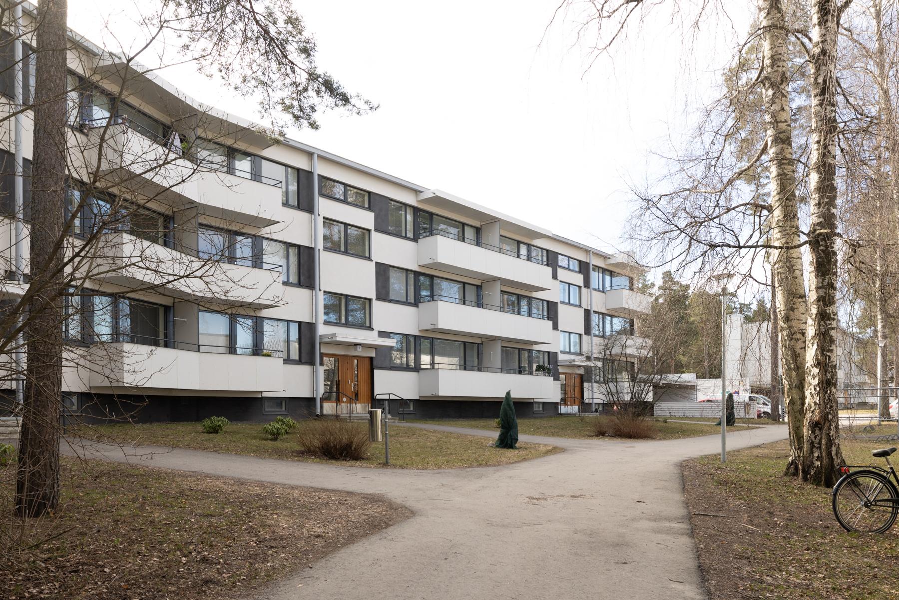 Talo sisäänkäynnin ja parvekkeen puolelta