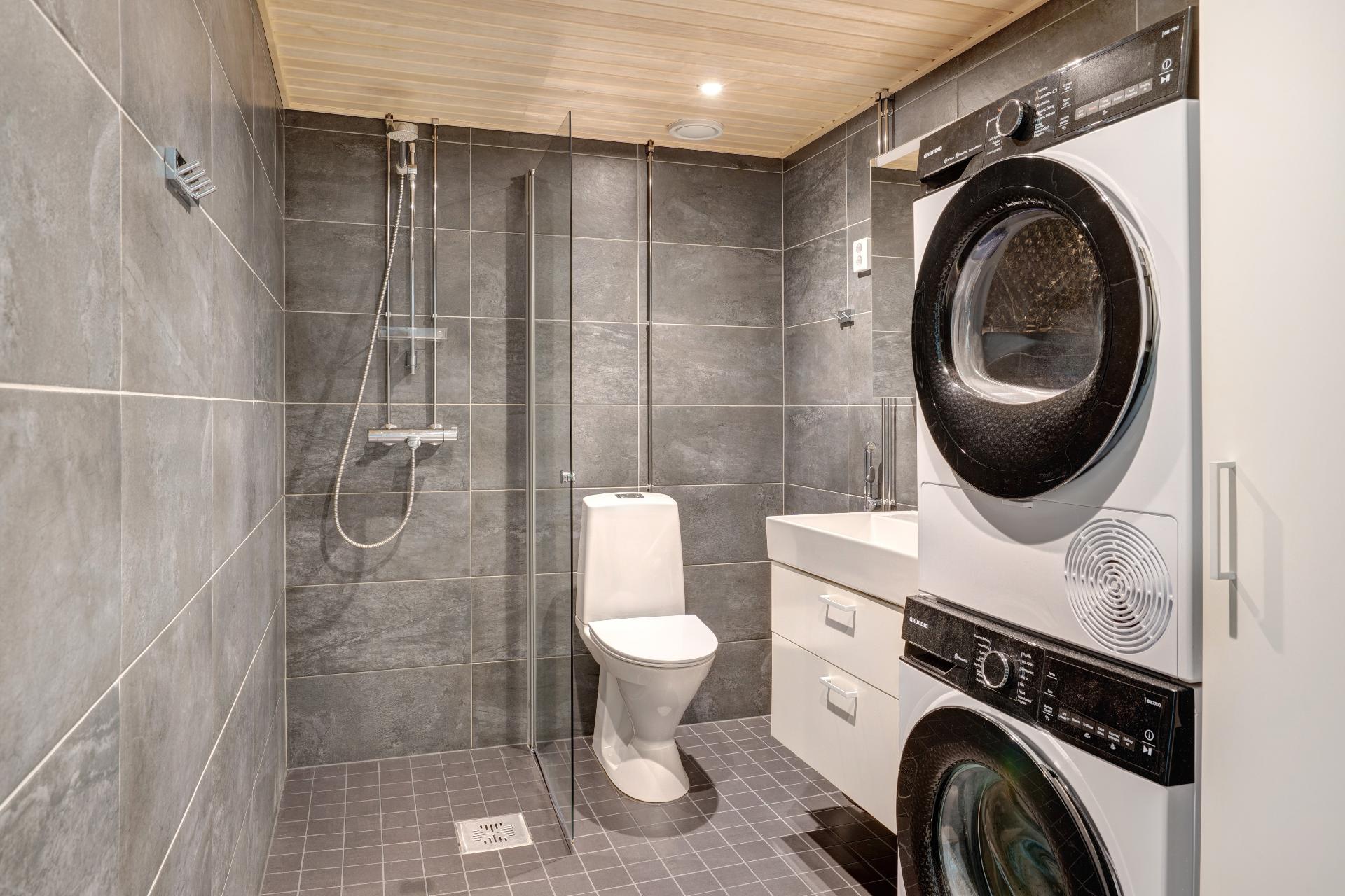 Avaruutta myös kylpyhuoneessa.