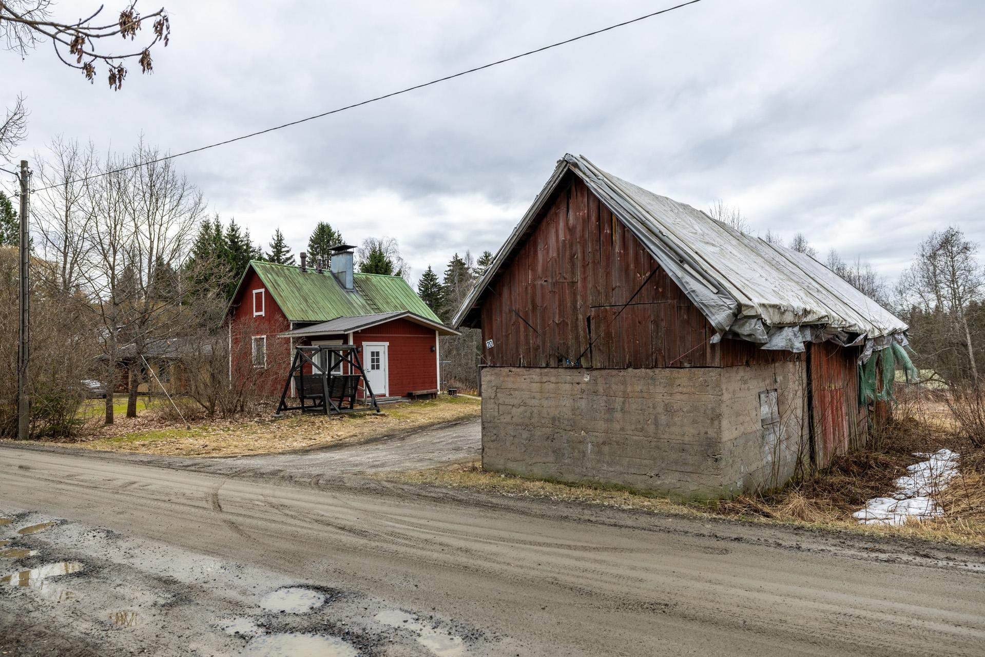 oikealla vanha navetta/varastorakennus