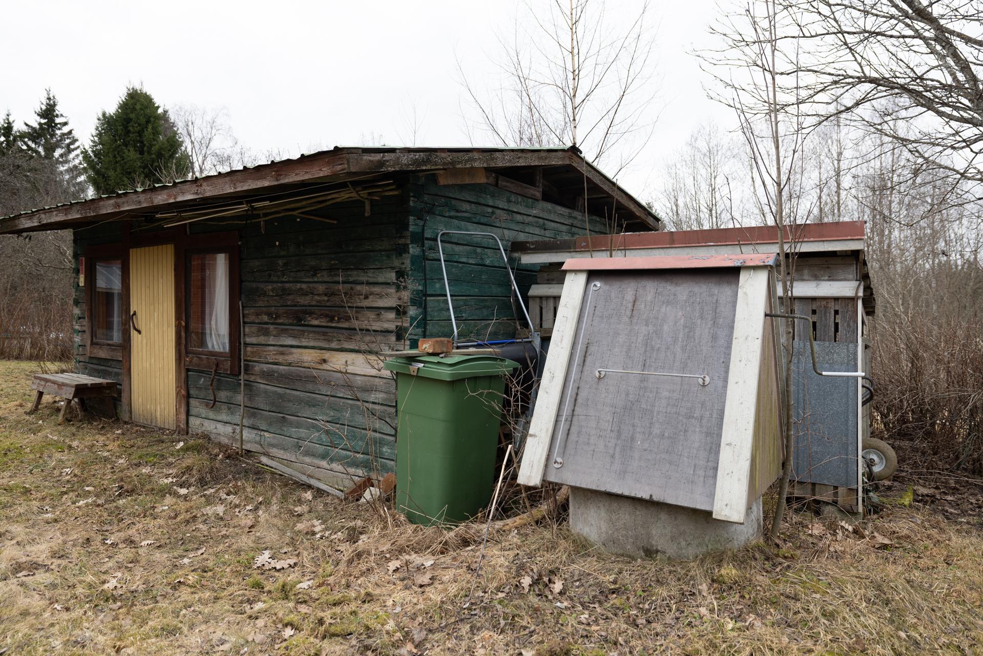 vanha hirsinen sauna (ollut varastona, ei lauteita tai kiuasta)