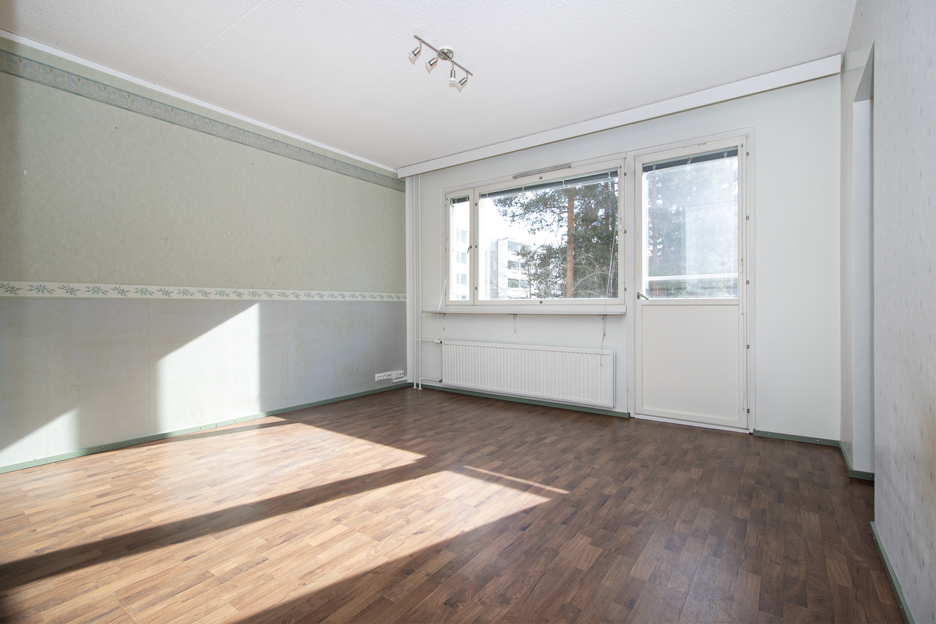 Olohuoneessa rankalainen parveke.