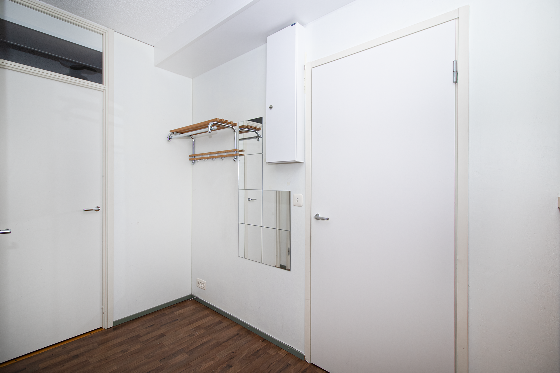 Eteisessä vaatehuone.