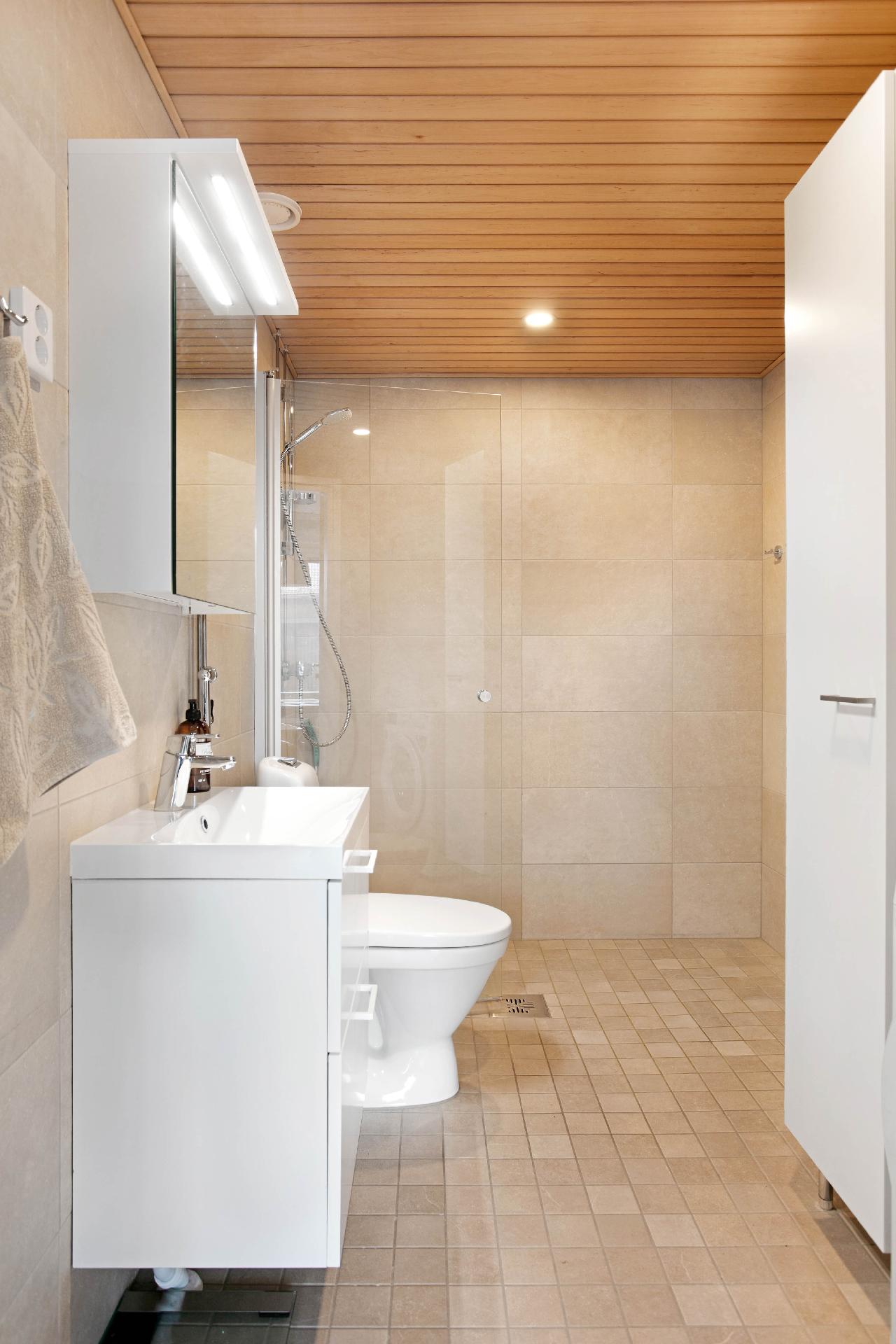 Kylpyhuoneessa myös pesukoneliitäntä