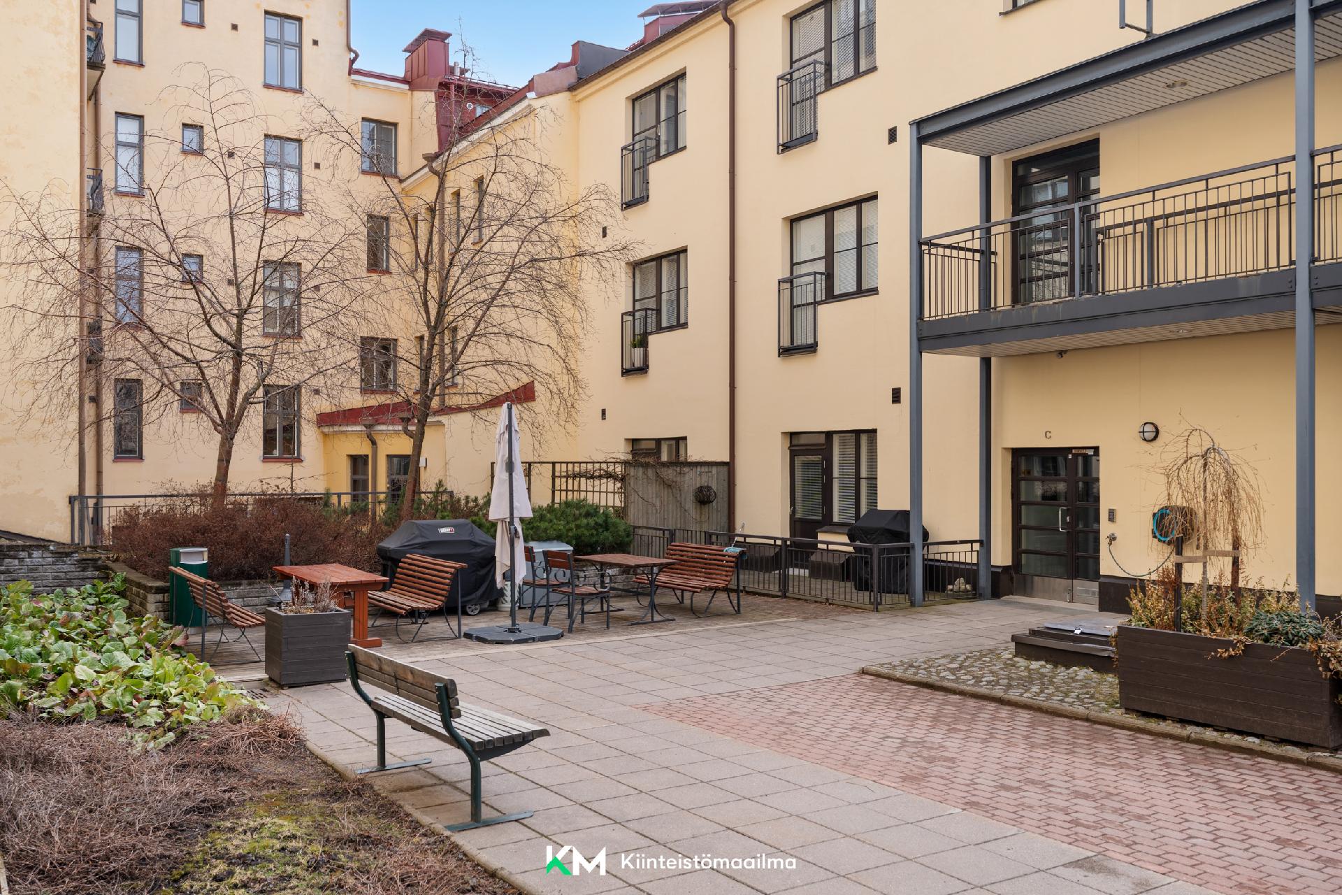 Asunnon terassi on suojaisassa päädyssä