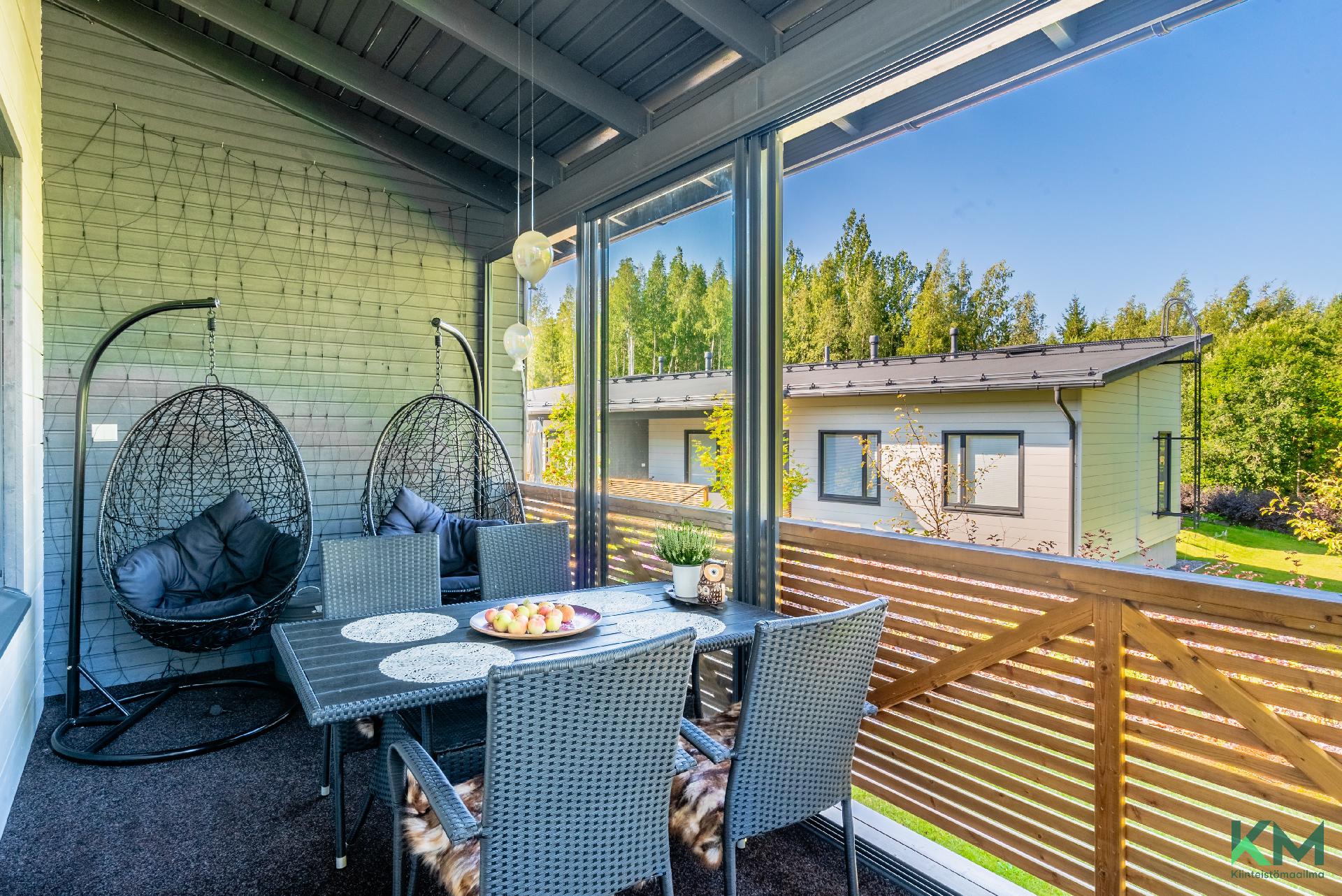 Lasitettu terassi jossa tarkenee syksylläkin