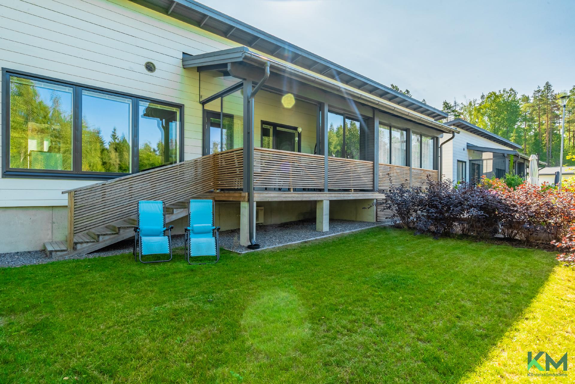 Asuntoon kuuluu oma piha-alue