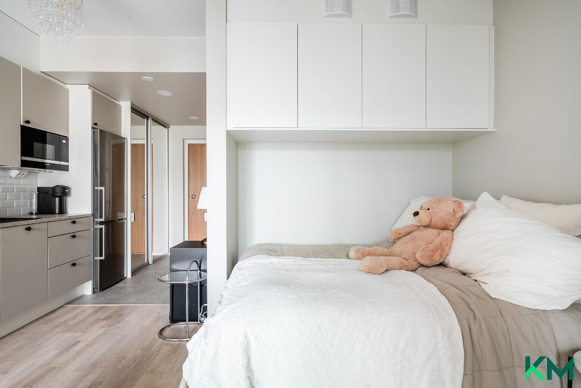 Alkovin yläkaapeissa lisäsäilytystilaa