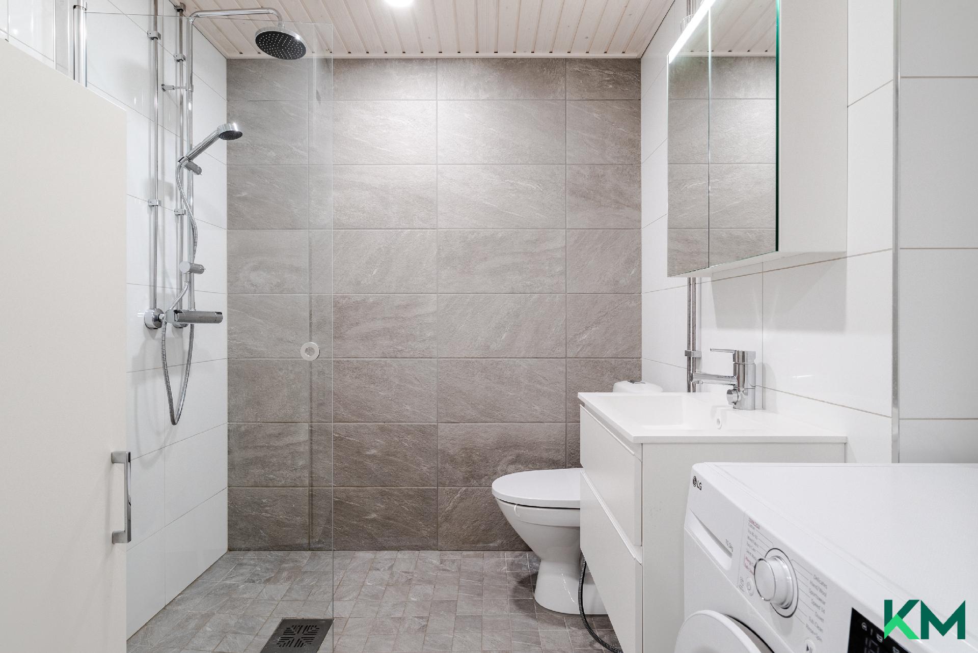 Tyylikäs, tilava kylpyhuone