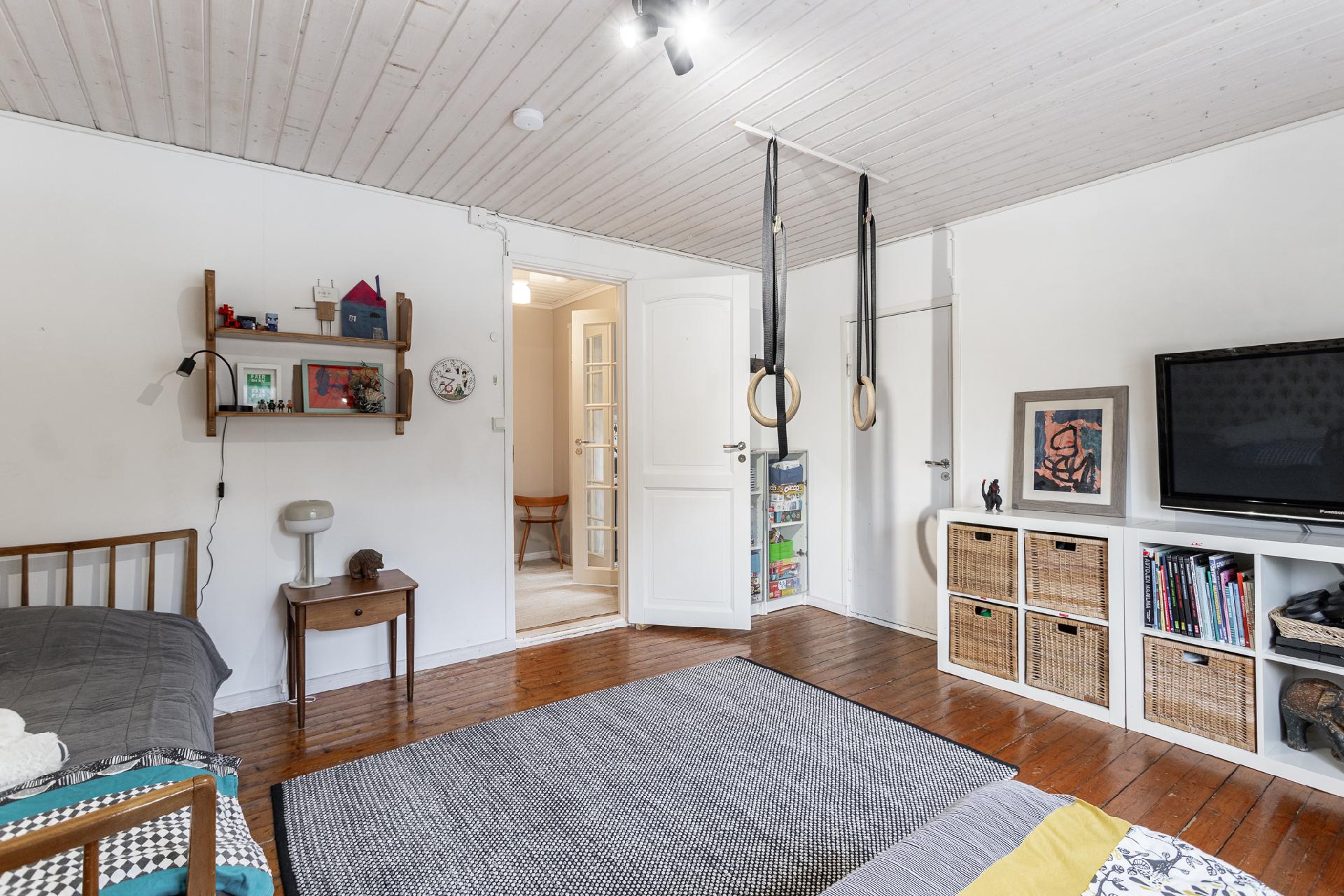 Yläkerran makuuhuone 1