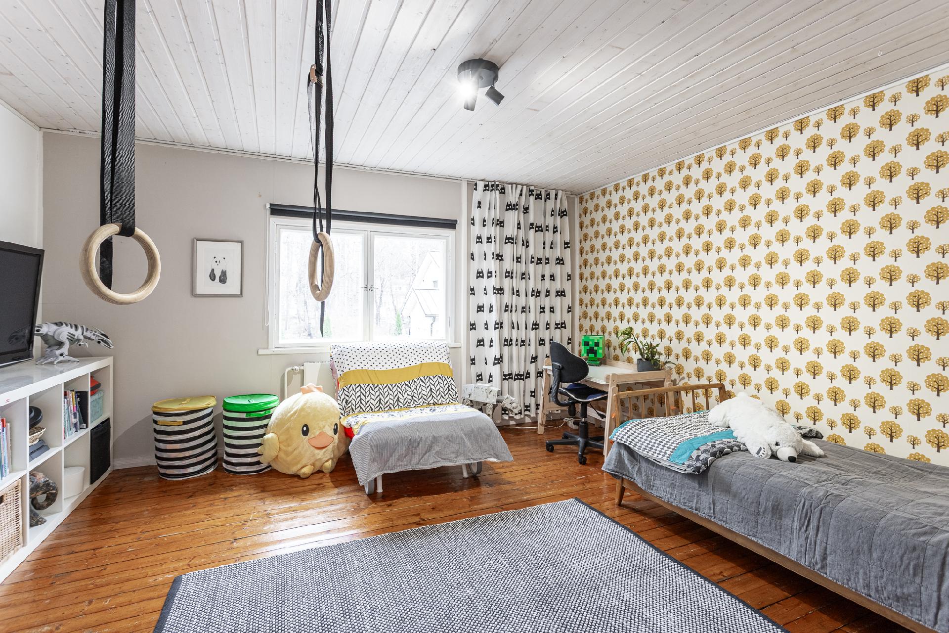 Yläkerran makuuhuone 1