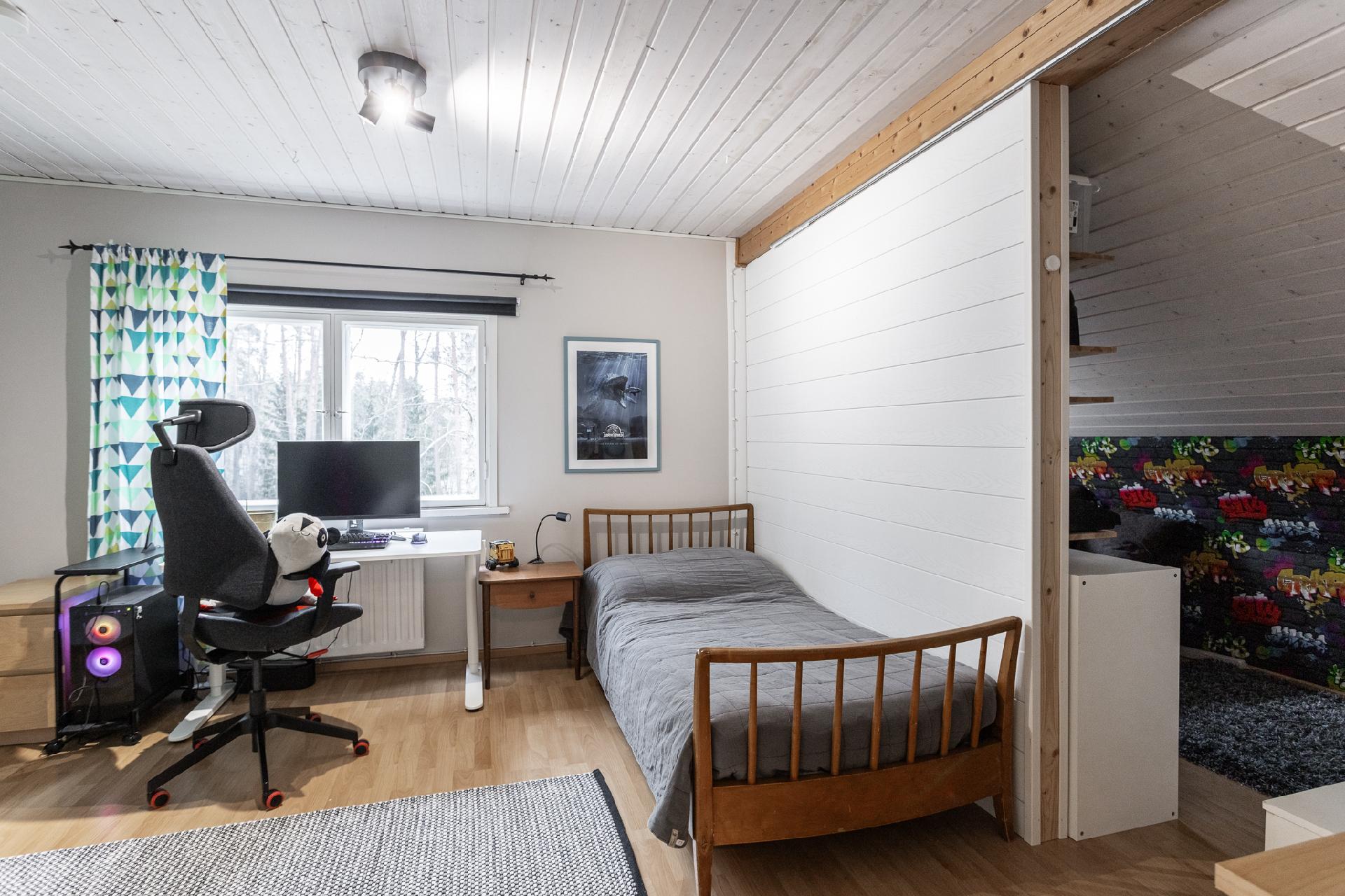 Yläkerran makuuhuone 2