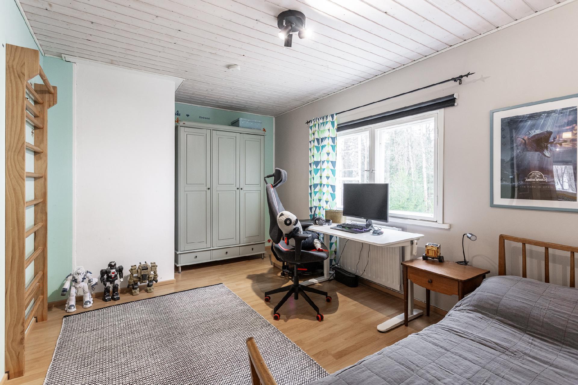 Yläkerran makuuhuone 2