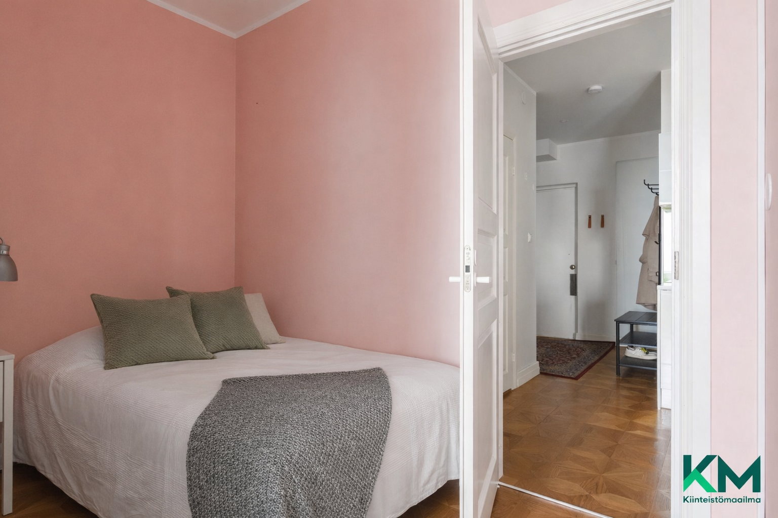 Pienempi huone jonka voi muuttaa toimistoksi tai walk in closetiksi.