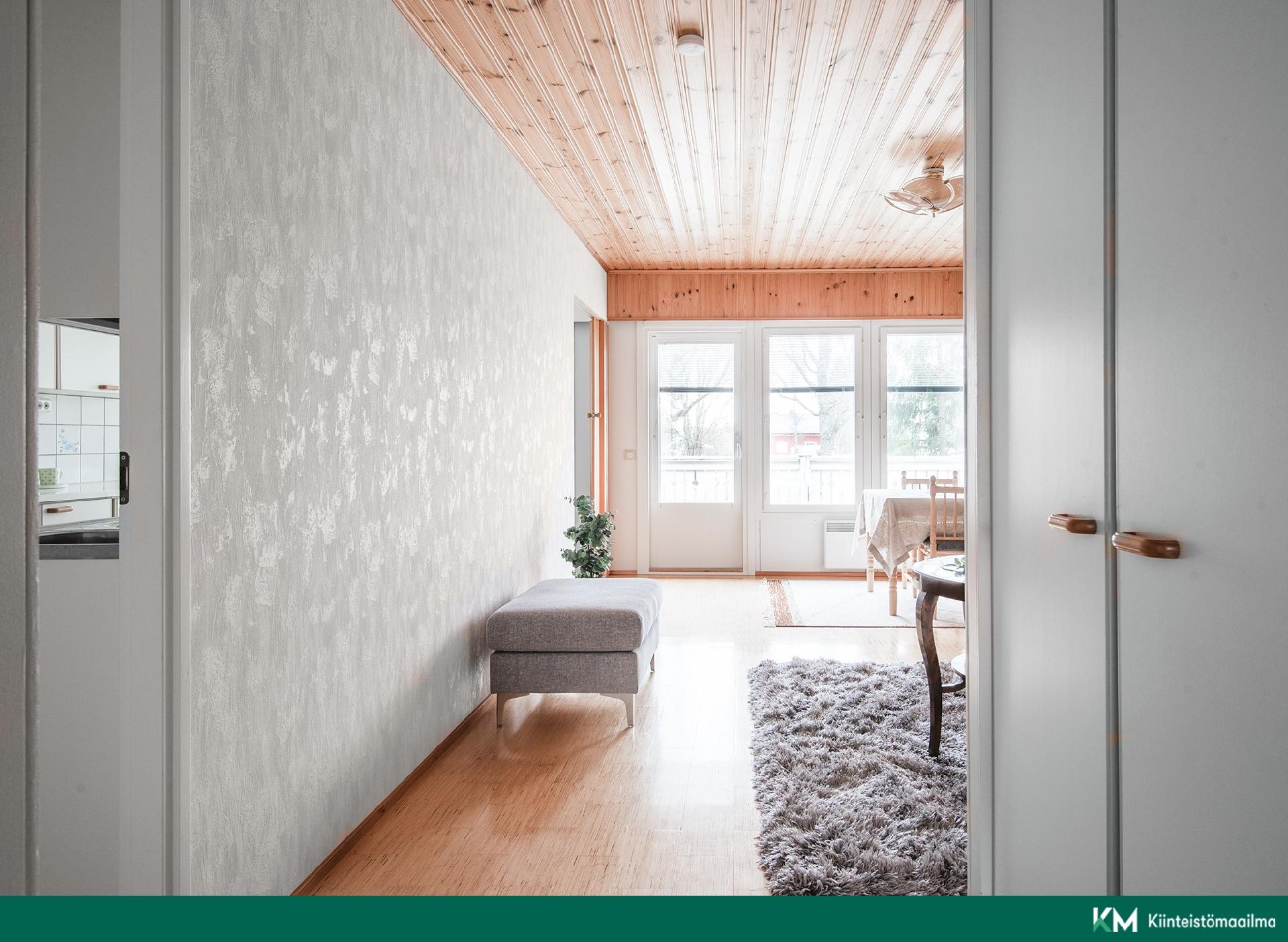 näkymää olohuoneeseen