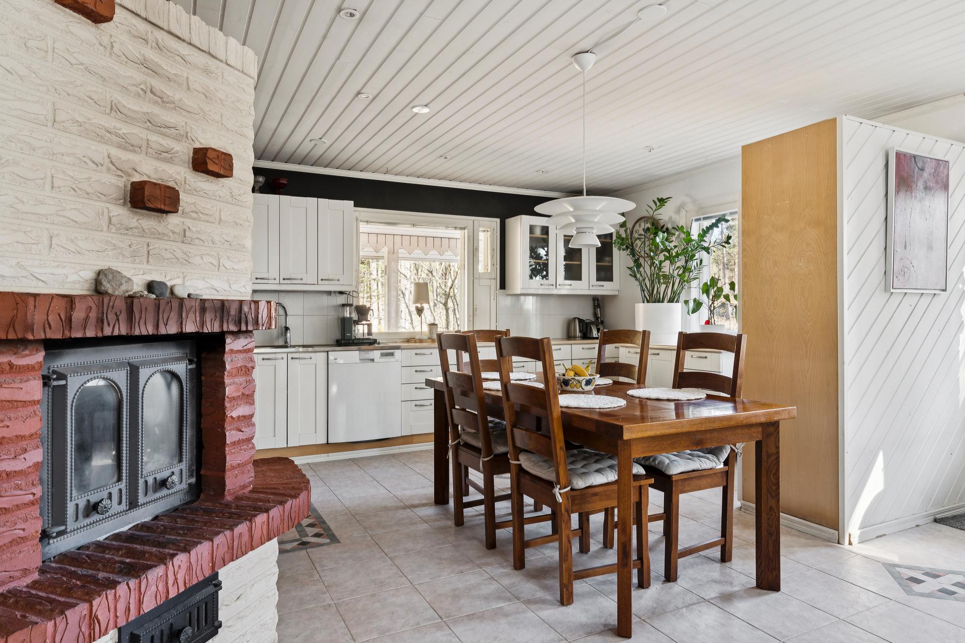 Ruokailutila-keittiö