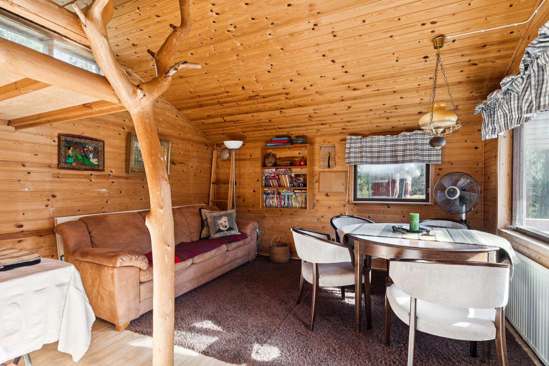 Hirsimökin oleskelutila