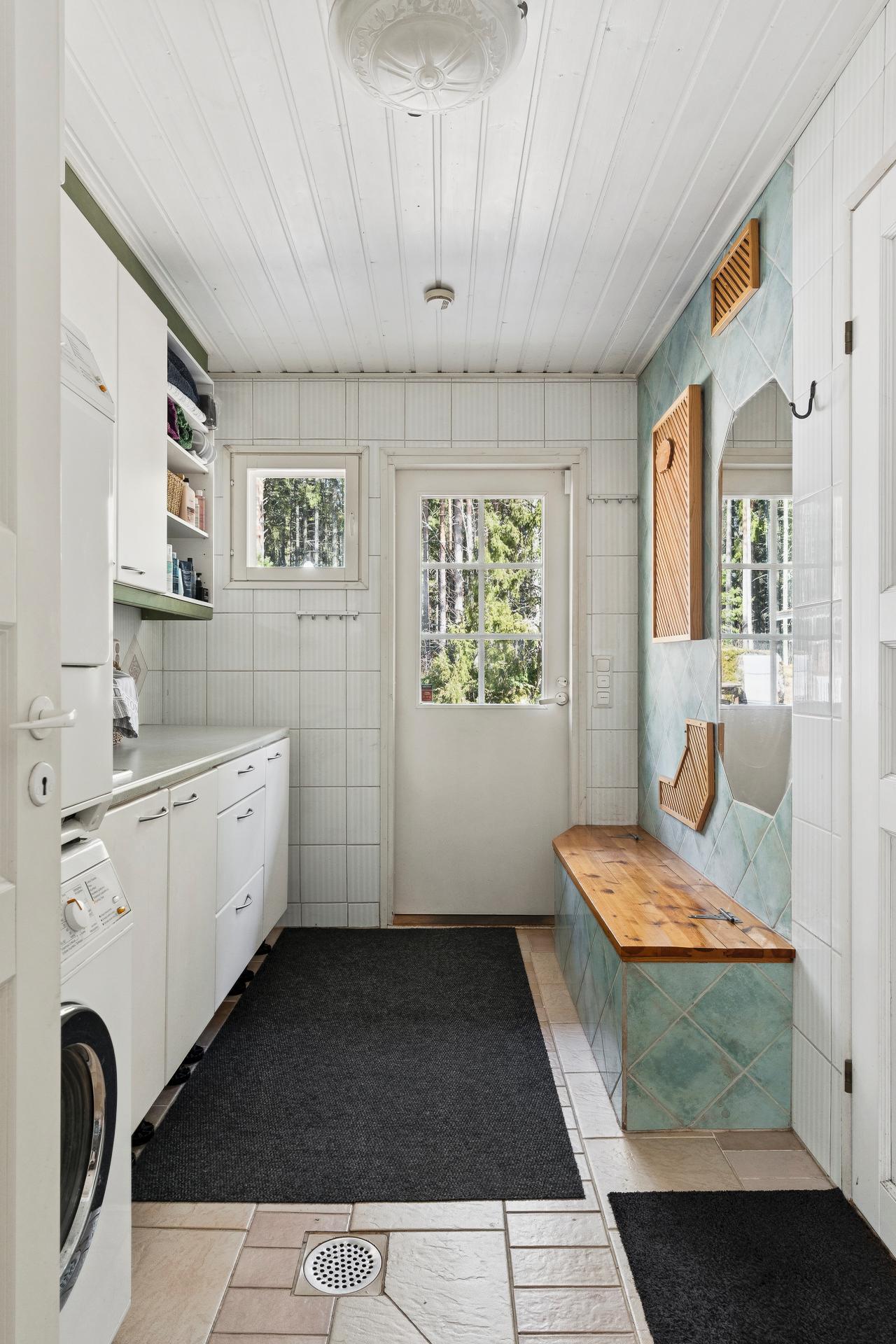 Kodinhoitohuone, käynti terassille