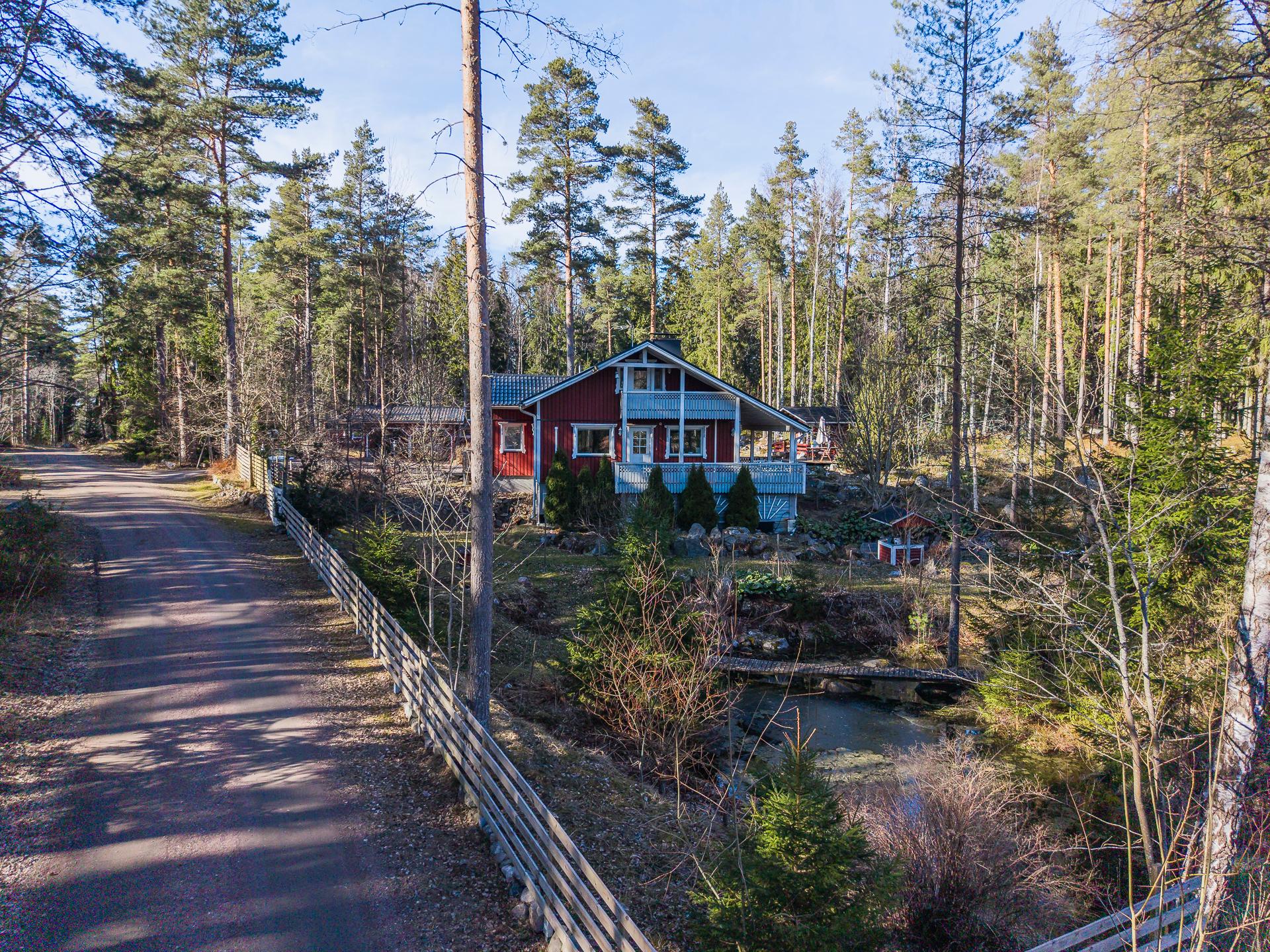 Tie ja aidattu piha ja ankkalampi