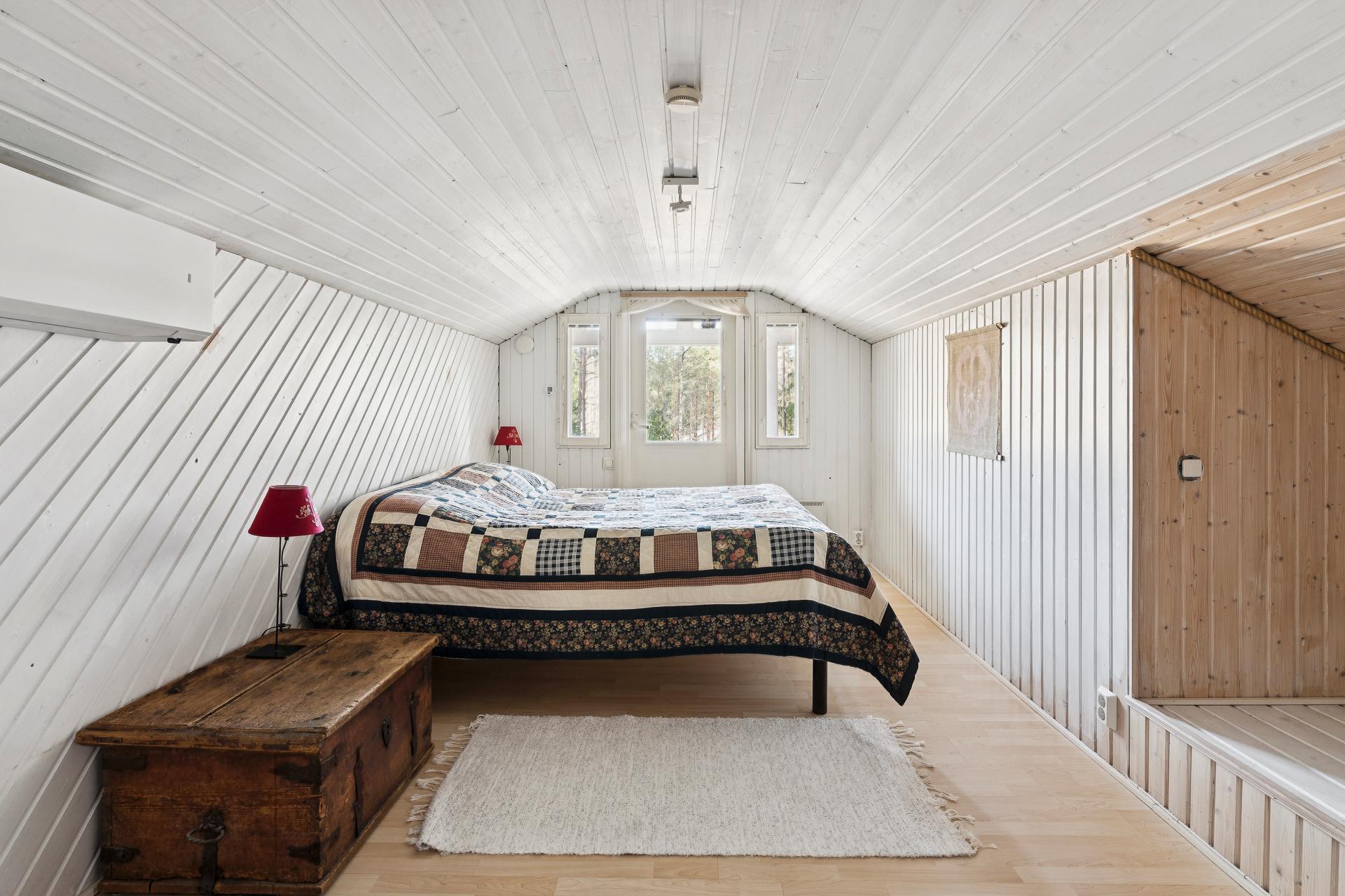 Yk makuuhuone 1, käynti parvekkeelle