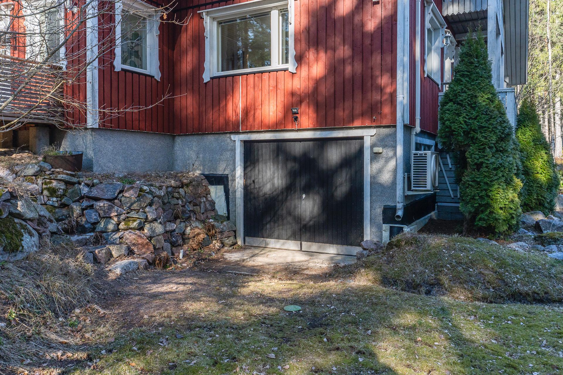 Autotalli ja varasto