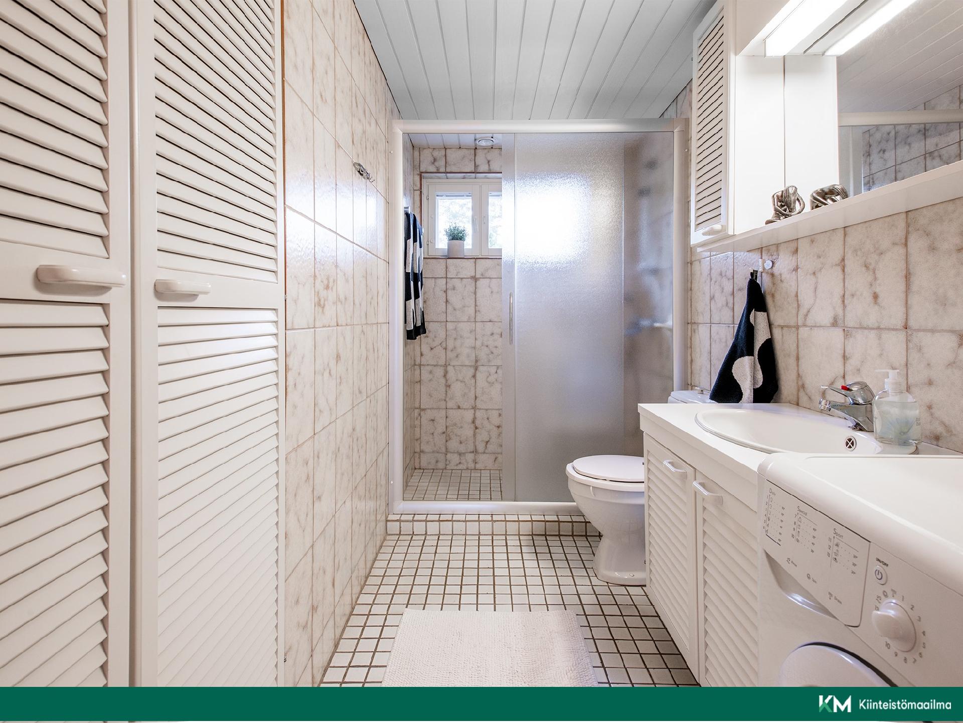 yläkerran kylpyhuone