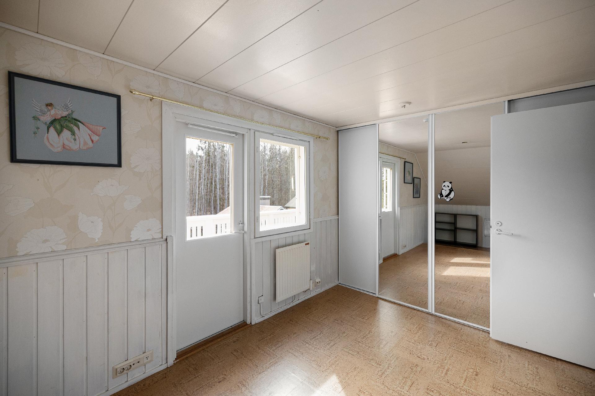 Makuuhuoneesta käynti parvekkeelle