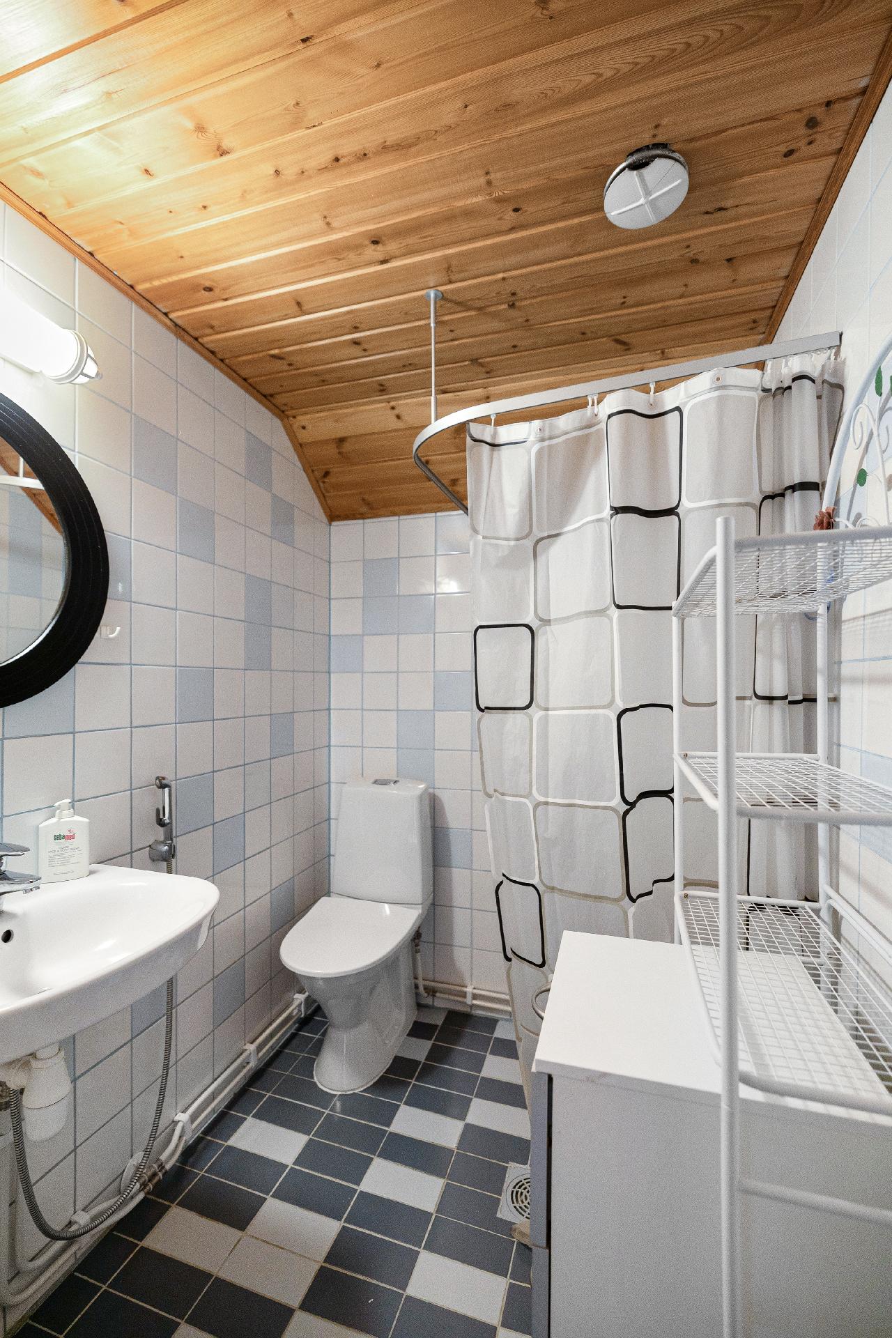 Yläkerran erillinen wc, jossa myös suihku